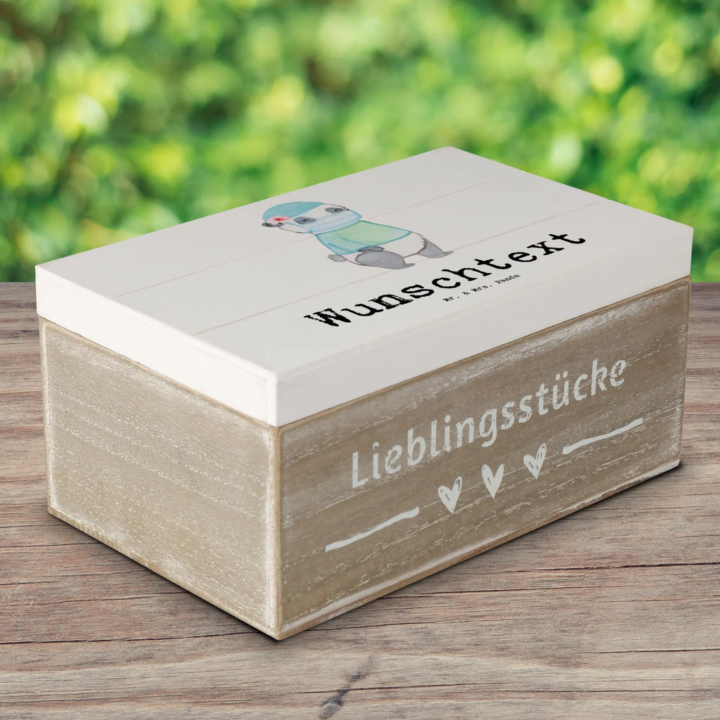 Personalisierte Holzkiste Chirurgin Herz Holzkiste mit Namen, Kiste mit Namen, Schatzkiste mit Namen, Truhe mit Namen, Schatulle mit Namen, Erinnerungsbox mit Namen, Erinnerungskiste, mit Namen, Dekokiste mit Namen, Aufbewahrungsbox mit Namen, Holzkiste Personalisiert, Kiste Personalisiert, Schatzkiste Personalisiert, Truhe Personalisiert, Schatulle Personalisiert, Erinnerungsbox Personalisiert, Erinnerungskiste Personalisiert, Dekokiste Personalisiert, Aufbewahrungsbox Personalisiert, Geschenkbox personalisiert, GEschenkdose personalisiert, Beruf, Ausbildung, Jubiläum, Abschied, Rente, Kollege, Kollegin, Geschenk, Schenken, Arbeitskollege, Mitarbeiter, Firma, Danke, Dankeschön, Chirurgin, Unfallchirurgini, Notfallchirurgin, Krankenhaus, Ärztin, Medizinerin