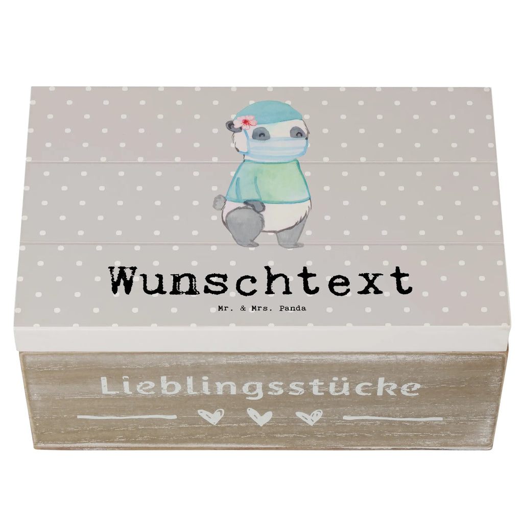 Personalisierte Holzkiste Chirurgin Herz Holzkiste mit Namen, Kiste mit Namen, Schatzkiste mit Namen, Truhe mit Namen, Schatulle mit Namen, Erinnerungsbox mit Namen, Erinnerungskiste, mit Namen, Dekokiste mit Namen, Aufbewahrungsbox mit Namen, Holzkiste Personalisiert, Kiste Personalisiert, Schatzkiste Personalisiert, Truhe Personalisiert, Schatulle Personalisiert, Erinnerungsbox Personalisiert, Erinnerungskiste Personalisiert, Dekokiste Personalisiert, Aufbewahrungsbox Personalisiert, Geschenkbox personalisiert, GEschenkdose personalisiert, Beruf, Ausbildung, Jubiläum, Abschied, Rente, Kollege, Kollegin, Geschenk, Schenken, Arbeitskollege, Mitarbeiter, Firma, Danke, Dankeschön, Chirurgin, Unfallchirurgini, Notfallchirurgin, Krankenhaus, Ärztin, Medizinerin