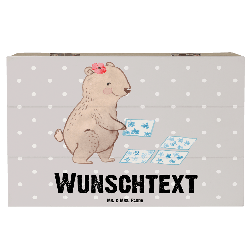 Personalisierte Holzkiste Fliesenlegerin Herz Holzkiste mit Namen, Kiste mit Namen, Schatzkiste mit Namen, Truhe mit Namen, Schatulle mit Namen, Erinnerungsbox mit Namen, Erinnerungskiste, mit Namen, Dekokiste mit Namen, Aufbewahrungsbox mit Namen, Holzkiste Personalisiert, Kiste Personalisiert, Schatzkiste Personalisiert, Truhe Personalisiert, Schatulle Personalisiert, Erinnerungsbox Personalisiert, Erinnerungskiste Personalisiert, Dekokiste Personalisiert, Aufbewahrungsbox Personalisiert, Geschenkbox personalisiert, GEschenkdose personalisiert, Beruf, Ausbildung, Jubiläum, Abschied, Rente, Kollege, Kollegin, Geschenk, Schenken, Arbeitskollege, Mitarbeiter, Firma, Danke, Dankeschön, Fliesenlegerin, Gesellenprüfung, Fliesenlegermeisterin, Fliesenlegerbetrieb, Fliesenfachhandel, Handwerk