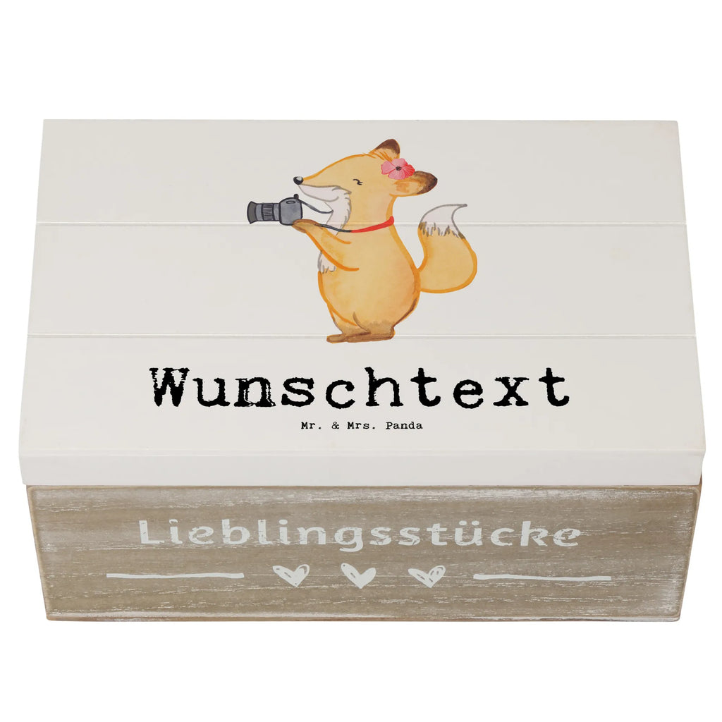 Personalisierte Holzkiste Fotografin Herz Holzkiste mit Namen, Kiste mit Namen, Schatzkiste mit Namen, Truhe mit Namen, Schatulle mit Namen, Erinnerungsbox mit Namen, Erinnerungskiste, mit Namen, Dekokiste mit Namen, Aufbewahrungsbox mit Namen, Holzkiste Personalisiert, Kiste Personalisiert, Schatzkiste Personalisiert, Truhe Personalisiert, Schatulle Personalisiert, Erinnerungsbox Personalisiert, Erinnerungskiste Personalisiert, Dekokiste Personalisiert, Aufbewahrungsbox Personalisiert, Geschenkbox personalisiert, GEschenkdose personalisiert, Beruf, Ausbildung, Jubiläum, Abschied, Rente, Kollege, Kollegin, Geschenk, Schenken, Arbeitskollege, Mitarbeiter, Firma, Danke, Dankeschön, Fotografin, Fotoreporterin, Hobbyfotografin, Hochzeitsfotografin, Fotografie, Profi Fotografin