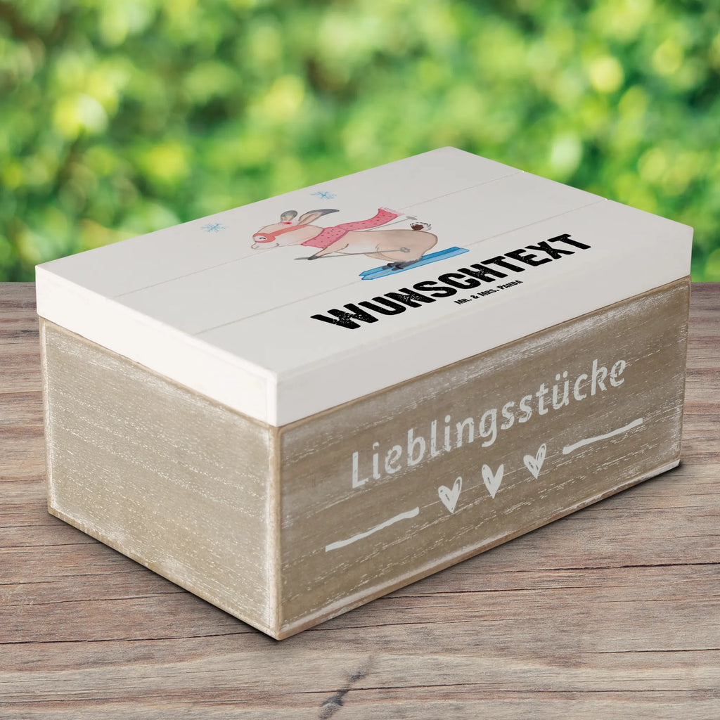 Personalisierte Holzkiste Hase Skifahren Holzkiste mit Namen, Kiste mit Namen, Schatzkiste mit Namen, Truhe mit Namen, Schatulle mit Namen, Erinnerungsbox mit Namen, Erinnerungskiste, mit Namen, Dekokiste mit Namen, Aufbewahrungsbox mit Namen, Holzkiste Personalisiert, Kiste Personalisiert, Schatzkiste Personalisiert, Truhe Personalisiert, Schatulle Personalisiert, Erinnerungsbox Personalisiert, Erinnerungskiste Personalisiert, Dekokiste Personalisiert, Aufbewahrungsbox Personalisiert, Geschenkbox personalisiert, GEschenkdose personalisiert, Geschenk, Sport, Sportart, Hobby, Schenken, Danke, Dankeschön, Auszeichnung, Gewinn, Sportler, Ski fahren, Skifahren, Skisport, Skiwettbewerb, Skirennen