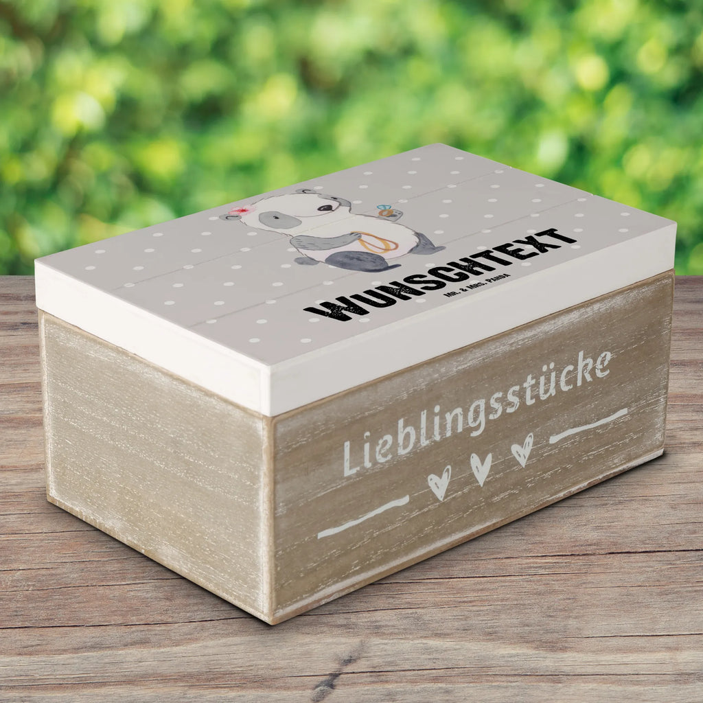 Personalisierte Holzkiste Juwelierin Herz Holzkiste mit Namen, Kiste mit Namen, Schatzkiste mit Namen, Truhe mit Namen, Schatulle mit Namen, Erinnerungsbox mit Namen, Erinnerungskiste, mit Namen, Dekokiste mit Namen, Aufbewahrungsbox mit Namen, Holzkiste Personalisiert, Kiste Personalisiert, Schatzkiste Personalisiert, Truhe Personalisiert, Schatulle Personalisiert, Erinnerungsbox Personalisiert, Erinnerungskiste Personalisiert, Dekokiste Personalisiert, Aufbewahrungsbox Personalisiert, Geschenkbox personalisiert, GEschenkdose personalisiert, Beruf, Ausbildung, Jubiläum, Abschied, Rente, Kollege, Kollegin, Geschenk, Schenken, Arbeitskollege, Mitarbeiter, Firma, Danke, Dankeschön, Juwelierin, Goldschmiedin, Schmuckwarenhändlerin, Schmuckgeschäft, Eröffnung