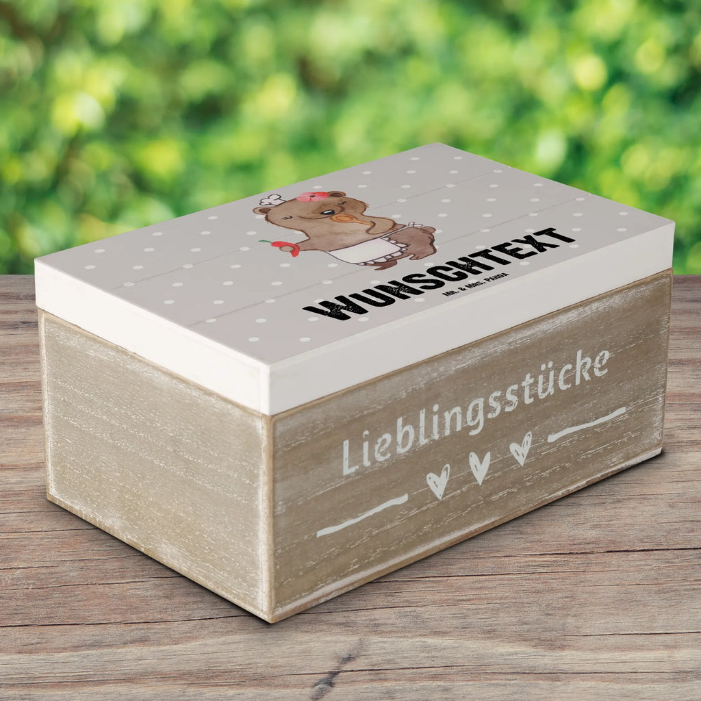 Personalisierte Holzkiste Köchin Herz Holzkiste mit Namen, Kiste mit Namen, Schatzkiste mit Namen, Truhe mit Namen, Schatulle mit Namen, Erinnerungsbox mit Namen, Erinnerungskiste, mit Namen, Dekokiste mit Namen, Aufbewahrungsbox mit Namen, Holzkiste Personalisiert, Kiste Personalisiert, Schatzkiste Personalisiert, Truhe Personalisiert, Schatulle Personalisiert, Erinnerungsbox Personalisiert, Erinnerungskiste Personalisiert, Dekokiste Personalisiert, Aufbewahrungsbox Personalisiert, Geschenkbox personalisiert, GEschenkdose personalisiert, Beruf, Ausbildung, Jubiläum, Abschied, Rente, Kollege, Kollegin, Geschenk, Schenken, Arbeitskollege, Mitarbeiter, Firma, Danke, Dankeschön, Köchin, Chefköchin, Küchenchefin, Küchenmeisterin, Schiffsköchin, Sterneköchin, Fernsehköchin, Restaurant