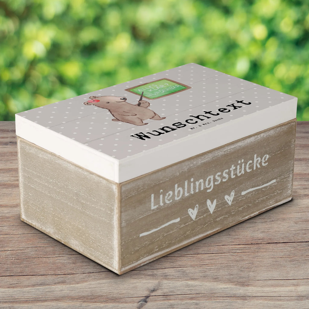 Personalisierte Holzkiste Sachkundelehrerin Herz Holzkiste mit Namen, Kiste mit Namen, Schatzkiste mit Namen, Truhe mit Namen, Schatulle mit Namen, Erinnerungsbox mit Namen, Erinnerungskiste, mit Namen, Dekokiste mit Namen, Aufbewahrungsbox mit Namen, Holzkiste Personalisiert, Kiste Personalisiert, Schatzkiste Personalisiert, Truhe Personalisiert, Schatulle Personalisiert, Erinnerungsbox Personalisiert, Erinnerungskiste Personalisiert, Dekokiste Personalisiert, Aufbewahrungsbox Personalisiert, Geschenkbox personalisiert, GEschenkdose personalisiert, Beruf, Ausbildung, Jubiläum, Abschied, Rente, Kollege, Kollegin, Geschenk, Schenken, Arbeitskollege, Mitarbeiter, Firma, Danke, Dankeschön, Sachkundelehrerin, Sachkundeunterricht, Schule, Grundschule