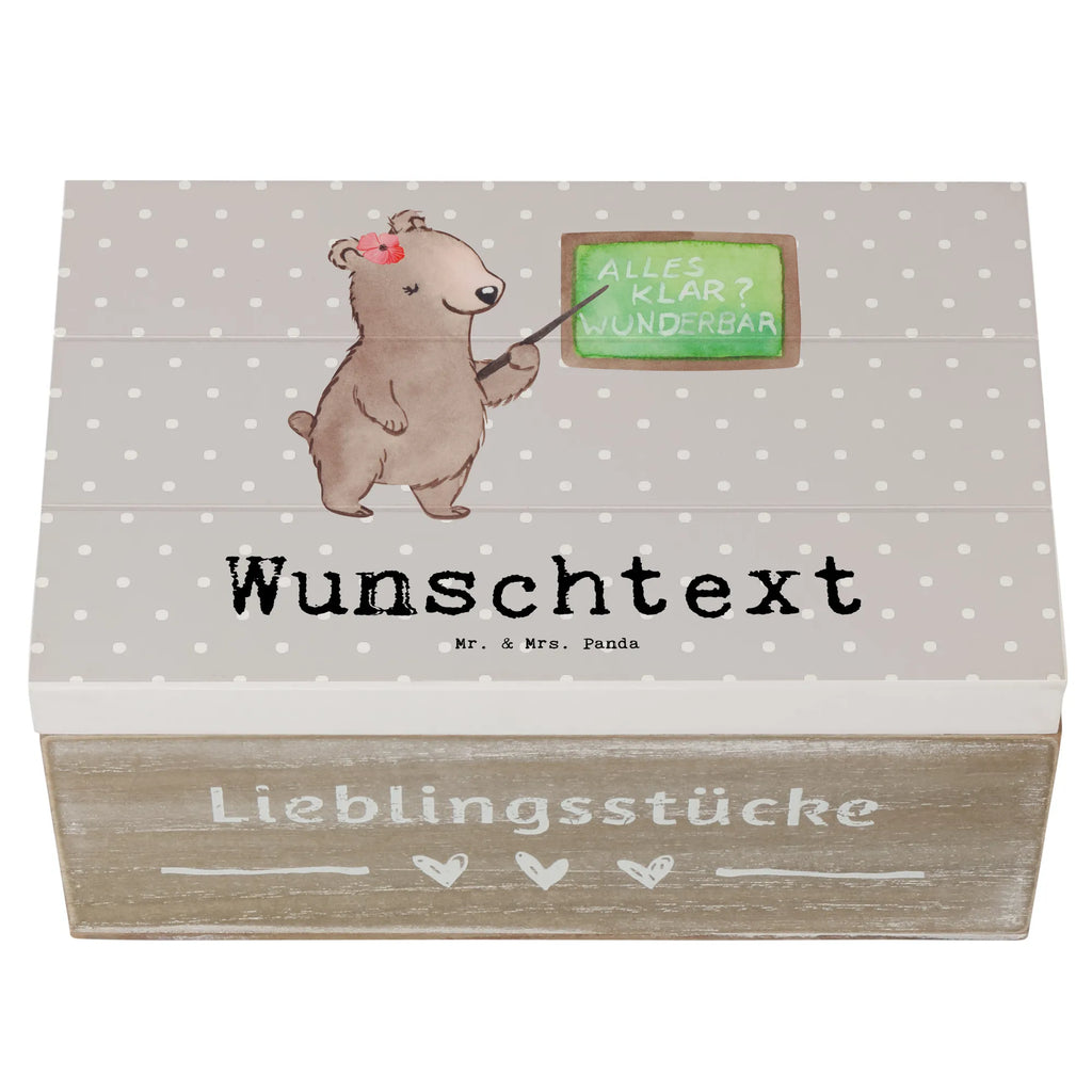 Personalisierte Holzkiste Sachkundelehrerin Herz Holzkiste mit Namen, Kiste mit Namen, Schatzkiste mit Namen, Truhe mit Namen, Schatulle mit Namen, Erinnerungsbox mit Namen, Erinnerungskiste, mit Namen, Dekokiste mit Namen, Aufbewahrungsbox mit Namen, Holzkiste Personalisiert, Kiste Personalisiert, Schatzkiste Personalisiert, Truhe Personalisiert, Schatulle Personalisiert, Erinnerungsbox Personalisiert, Erinnerungskiste Personalisiert, Dekokiste Personalisiert, Aufbewahrungsbox Personalisiert, Geschenkbox personalisiert, GEschenkdose personalisiert, Beruf, Ausbildung, Jubiläum, Abschied, Rente, Kollege, Kollegin, Geschenk, Schenken, Arbeitskollege, Mitarbeiter, Firma, Danke, Dankeschön, Sachkundelehrerin, Sachkundeunterricht, Schule, Grundschule