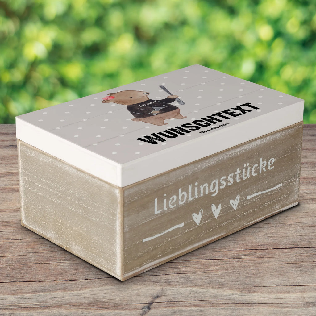 Personalisierte Holzkiste Sicherheitsdienstmitarbeiterin Herz Holzkiste mit Namen, Kiste mit Namen, Schatzkiste mit Namen, Truhe mit Namen, Schatulle mit Namen, Erinnerungsbox mit Namen, Erinnerungskiste, mit Namen, Dekokiste mit Namen, Aufbewahrungsbox mit Namen, Holzkiste Personalisiert, Kiste Personalisiert, Schatzkiste Personalisiert, Truhe Personalisiert, Schatulle Personalisiert, Erinnerungsbox Personalisiert, Erinnerungskiste Personalisiert, Dekokiste Personalisiert, Aufbewahrungsbox Personalisiert, Geschenkbox personalisiert, GEschenkdose personalisiert, Beruf, Ausbildung, Jubiläum, Abschied, Rente, Kollege, Kollegin, Geschenk, Schenken, Arbeitskollege, Mitarbeiter, Firma, Danke, Dankeschön