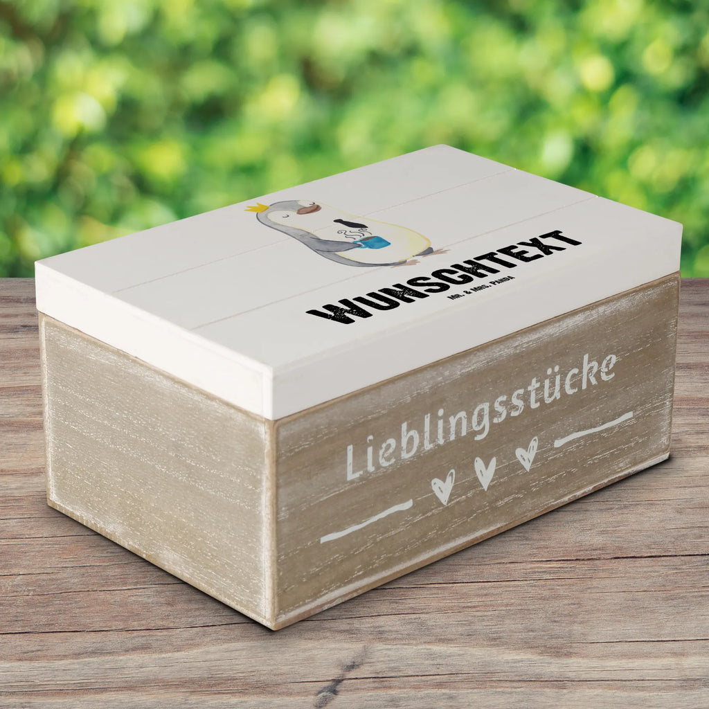 Personalisierte Holzkiste Abteilungsleiter Herz Holzkiste mit Namen, Kiste mit Namen, Schatzkiste mit Namen, Truhe mit Namen, Schatulle mit Namen, Erinnerungsbox mit Namen, Erinnerungskiste, mit Namen, Dekokiste mit Namen, Aufbewahrungsbox mit Namen, Holzkiste Personalisiert, Kiste Personalisiert, Schatzkiste Personalisiert, Truhe Personalisiert, Schatulle Personalisiert, Erinnerungsbox Personalisiert, Erinnerungskiste Personalisiert, Dekokiste Personalisiert, Aufbewahrungsbox Personalisiert, Geschenkbox personalisiert, GEschenkdose personalisiert, Beruf, Ausbildung, Jubiläum, Abschied, Rente, Kollege, Kollegin, Geschenk, Schenken, Arbeitskollege, Mitarbeiter, Firma, Danke, Dankeschön, Abteilungsleiter, Teamleiter, Führungskraft