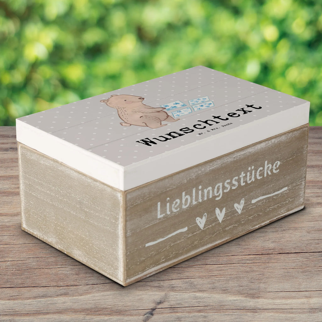 Personalisierte Holzkiste Fliesenleger Herz Holzkiste mit Namen, Kiste mit Namen, Schatzkiste mit Namen, Truhe mit Namen, Schatulle mit Namen, Erinnerungsbox mit Namen, Erinnerungskiste, mit Namen, Dekokiste mit Namen, Aufbewahrungsbox mit Namen, Holzkiste Personalisiert, Kiste Personalisiert, Schatzkiste Personalisiert, Truhe Personalisiert, Schatulle Personalisiert, Erinnerungsbox Personalisiert, Erinnerungskiste Personalisiert, Dekokiste Personalisiert, Aufbewahrungsbox Personalisiert, Geschenkbox personalisiert, GEschenkdose personalisiert, Beruf, Ausbildung, Jubiläum, Abschied, Rente, Kollege, Kollegin, Geschenk, Schenken, Arbeitskollege, Mitarbeiter, Firma, Danke, Dankeschön, Fliesenleger, Gesellenprüfung, Fliesenlegermeister, Fliesenlegerbetrieb, Fliesenfachhandel, Handwerk