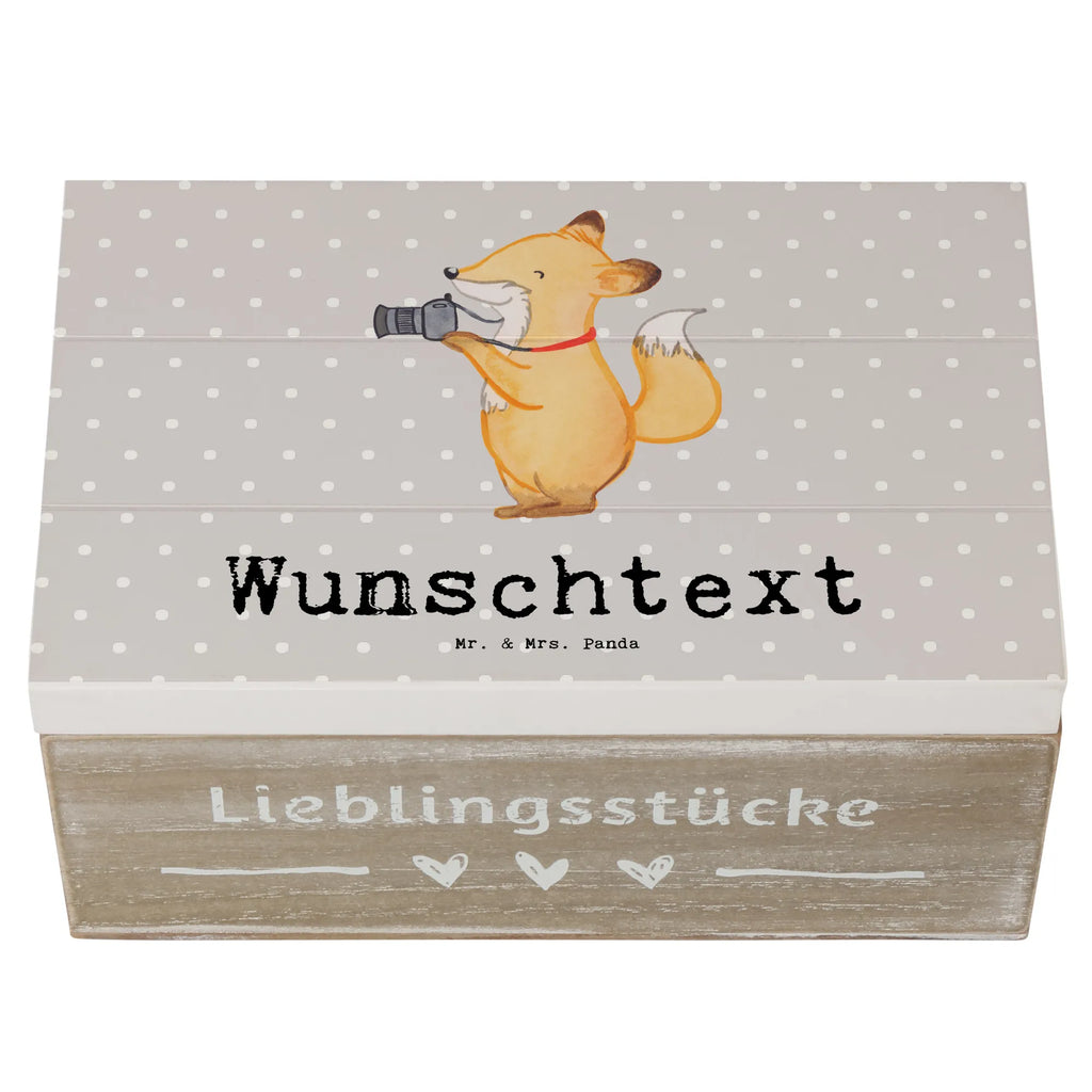 Personalisierte Holzkiste Fotograf Herz Holzkiste mit Namen, Kiste mit Namen, Schatzkiste mit Namen, Truhe mit Namen, Schatulle mit Namen, Erinnerungsbox mit Namen, Erinnerungskiste, mit Namen, Dekokiste mit Namen, Aufbewahrungsbox mit Namen, Holzkiste Personalisiert, Kiste Personalisiert, Schatzkiste Personalisiert, Truhe Personalisiert, Schatulle Personalisiert, Erinnerungsbox Personalisiert, Erinnerungskiste Personalisiert, Dekokiste Personalisiert, Aufbewahrungsbox Personalisiert, Geschenkbox personalisiert, GEschenkdose personalisiert, Beruf, Ausbildung, Jubiläum, Abschied, Rente, Kollege, Kollegin, Geschenk, Schenken, Arbeitskollege, Mitarbeiter, Firma, Danke, Dankeschön, Fotograf, Fotoreporter, Hobbyfotograf, Hochzeitsfotograf, Fotografie, Profi Fotograf