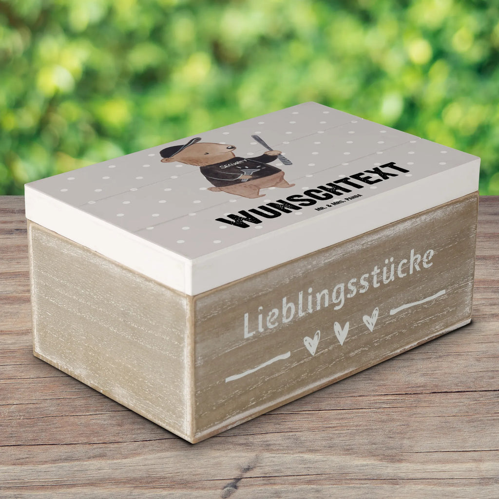 Personalisierte Holzkiste Security Mitarbeiter mit Herz Holzkiste mit Namen, Kiste mit Namen, Schatzkiste mit Namen, Truhe mit Namen, Schatulle mit Namen, Erinnerungsbox mit Namen, Erinnerungskiste, mit Namen, Dekokiste mit Namen, Aufbewahrungsbox mit Namen, Holzkiste Personalisiert, Kiste Personalisiert, Schatzkiste Personalisiert, Truhe Personalisiert, Schatulle Personalisiert, Erinnerungsbox Personalisiert, Erinnerungskiste Personalisiert, Dekokiste Personalisiert, Aufbewahrungsbox Personalisiert, Geschenkbox personalisiert, GEschenkdose personalisiert, Beruf, Ausbildung, Jubiläum, Abschied, Rente, Kollege, Kollegin, Geschenk, Schenken, Arbeitskollege, Mitarbeiter, Firma, Danke, Dankeschön