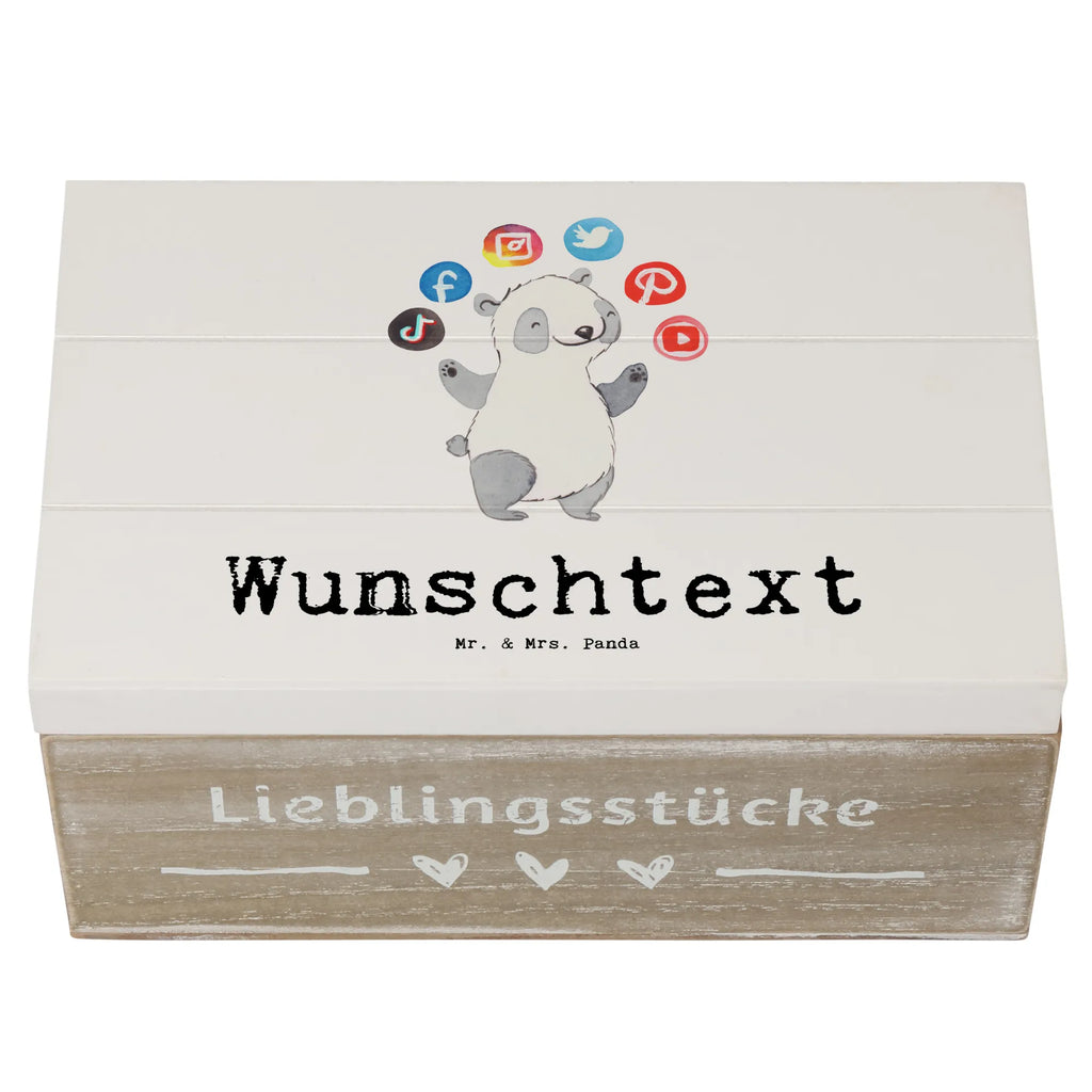 Personalisierte Holzkiste Social Media Manager Herz Holzkiste mit Namen, Kiste mit Namen, Schatzkiste mit Namen, Truhe mit Namen, Schatulle mit Namen, Erinnerungsbox mit Namen, Erinnerungskiste, mit Namen, Dekokiste mit Namen, Aufbewahrungsbox mit Namen, Holzkiste Personalisiert, Kiste Personalisiert, Schatzkiste Personalisiert, Truhe Personalisiert, Schatulle Personalisiert, Erinnerungsbox Personalisiert, Erinnerungskiste Personalisiert, Dekokiste Personalisiert, Aufbewahrungsbox Personalisiert, Geschenkbox personalisiert, GEschenkdose personalisiert, Beruf, Ausbildung, Jubiläum, Abschied, Rente, Kollege, Kollegin, Geschenk, Schenken, Arbeitskollege, Mitarbeiter, Firma, Danke, Dankeschön