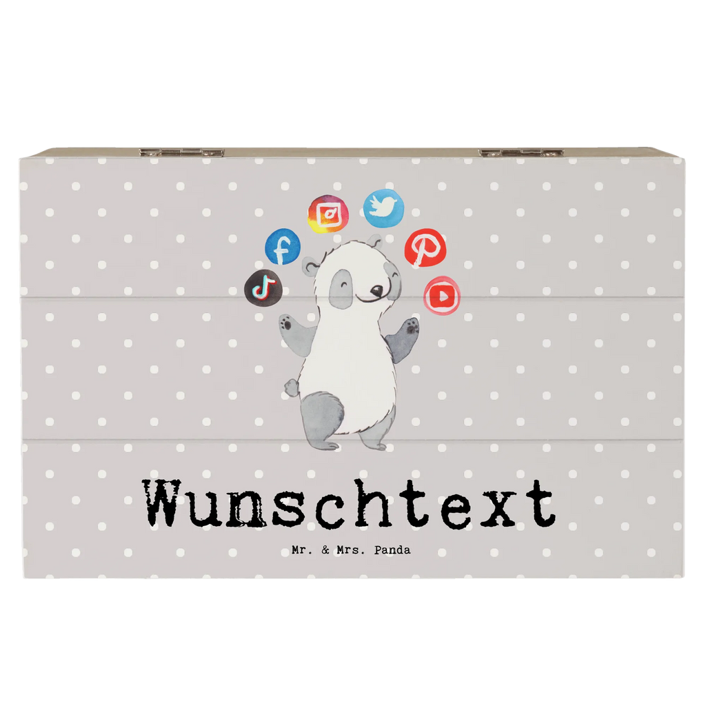 Personalisierte Holzkiste Social Media Manager Herz Holzkiste mit Namen, Kiste mit Namen, Schatzkiste mit Namen, Truhe mit Namen, Schatulle mit Namen, Erinnerungsbox mit Namen, Erinnerungskiste, mit Namen, Dekokiste mit Namen, Aufbewahrungsbox mit Namen, Holzkiste Personalisiert, Kiste Personalisiert, Schatzkiste Personalisiert, Truhe Personalisiert, Schatulle Personalisiert, Erinnerungsbox Personalisiert, Erinnerungskiste Personalisiert, Dekokiste Personalisiert, Aufbewahrungsbox Personalisiert, Geschenkbox personalisiert, GEschenkdose personalisiert, Beruf, Ausbildung, Jubiläum, Abschied, Rente, Kollege, Kollegin, Geschenk, Schenken, Arbeitskollege, Mitarbeiter, Firma, Danke, Dankeschön