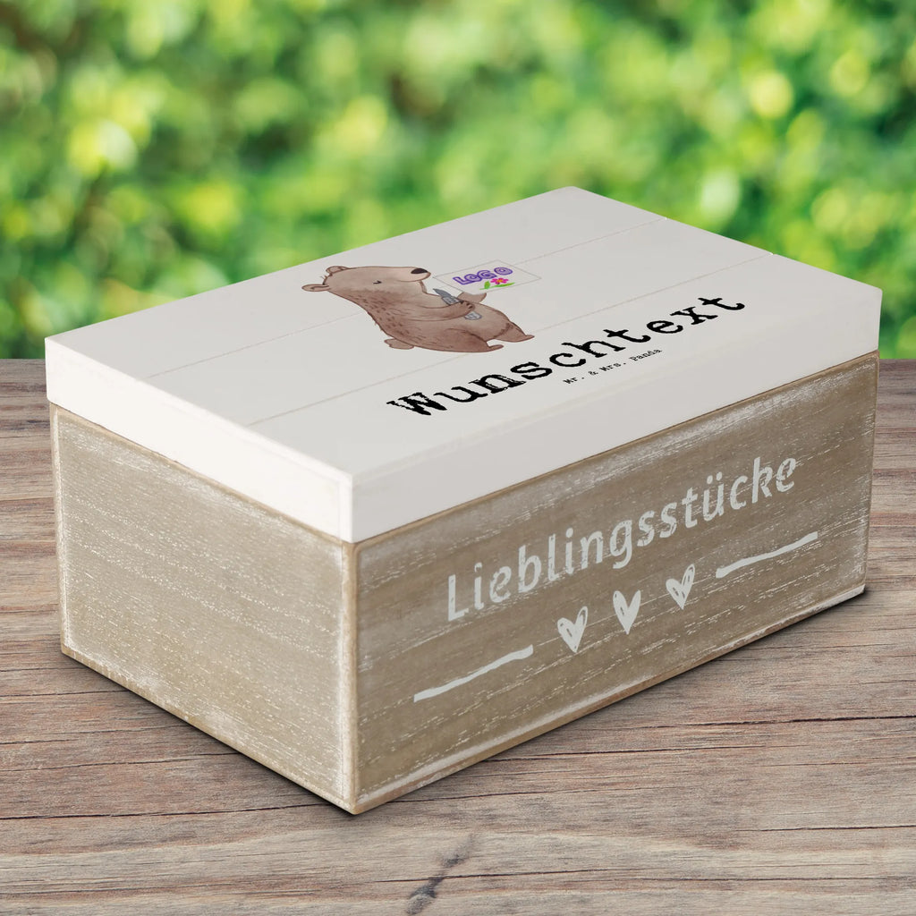 Personalisierte Holzkiste Werbetechniker mit Herz Holzkiste mit Namen, Kiste mit Namen, Schatzkiste mit Namen, Truhe mit Namen, Schatulle mit Namen, Erinnerungsbox mit Namen, Erinnerungskiste, mit Namen, Dekokiste mit Namen, Aufbewahrungsbox mit Namen, Holzkiste Personalisiert, Kiste Personalisiert, Schatzkiste Personalisiert, Truhe Personalisiert, Schatulle Personalisiert, Erinnerungsbox Personalisiert, Erinnerungskiste Personalisiert, Dekokiste Personalisiert, Aufbewahrungsbox Personalisiert, Geschenkbox personalisiert, GEschenkdose personalisiert, Beruf, Ausbildung, Jubiläum, Abschied, Rente, Kollege, Kollegin, Geschenk, Schenken, Arbeitskollege, Mitarbeiter, Firma, Danke, Dankeschön