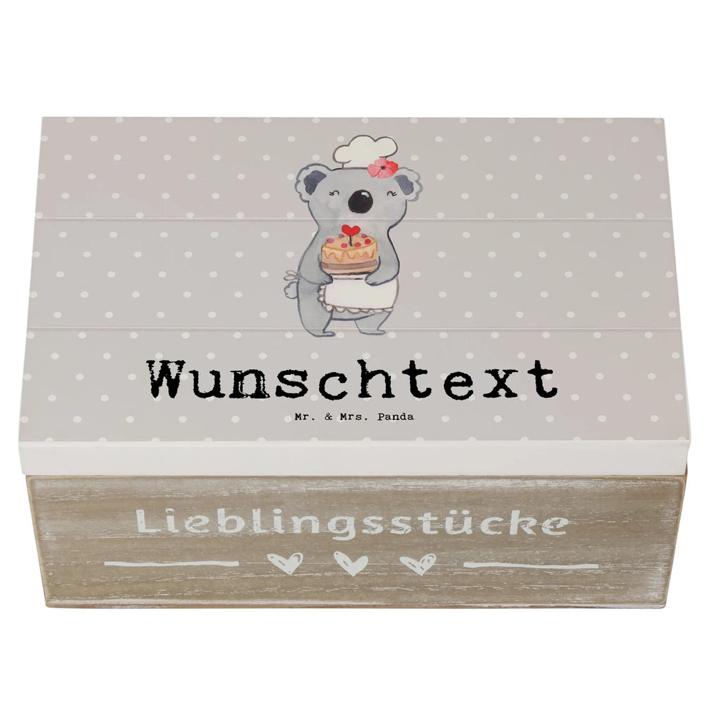 Personalisierte Holzkiste Konditorin Herz Holzkiste mit Namen, Kiste mit Namen, Schatzkiste mit Namen, Truhe mit Namen, Schatulle mit Namen, Erinnerungsbox mit Namen, Erinnerungskiste, mit Namen, Dekokiste mit Namen, Aufbewahrungsbox mit Namen, Holzkiste Personalisiert, Kiste Personalisiert, Schatzkiste Personalisiert, Truhe Personalisiert, Schatulle Personalisiert, Erinnerungsbox Personalisiert, Erinnerungskiste Personalisiert, Dekokiste Personalisiert, Aufbewahrungsbox Personalisiert, Geschenkbox personalisiert, GEschenkdose personalisiert, Beruf, Ausbildung, Jubiläum, Abschied, Rente, Kollege, Kollegin, Geschenk, Schenken, Arbeitskollege, Mitarbeiter, Firma, Danke, Dankeschön, Konditorin, Kuchenbäckerin, Patissierin, Confiseurin, Bäckerin