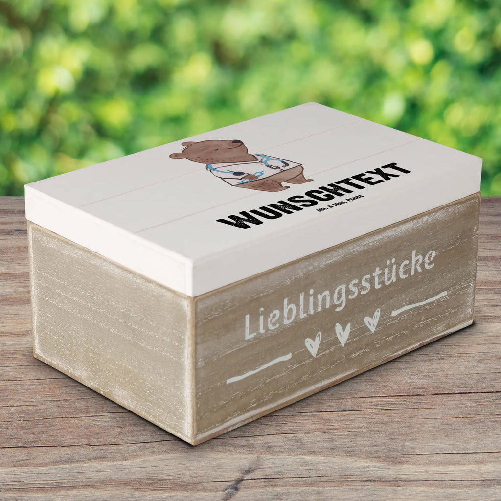 Personalisierte Holzkiste Arzt Herz Holzkiste mit Namen, Kiste mit Namen, Schatzkiste mit Namen, Truhe mit Namen, Schatulle mit Namen, Erinnerungsbox mit Namen, Erinnerungskiste, mit Namen, Dekokiste mit Namen, Aufbewahrungsbox mit Namen, Holzkiste Personalisiert, Kiste Personalisiert, Schatzkiste Personalisiert, Truhe Personalisiert, Schatulle Personalisiert, Erinnerungsbox Personalisiert, Erinnerungskiste Personalisiert, Dekokiste Personalisiert, Aufbewahrungsbox Personalisiert, Geschenkbox personalisiert, GEschenkdose personalisiert, Beruf, Ausbildung, Jubiläum, Abschied, Rente, Kollege, Kollegin, Geschenk, Schenken, Arbeitskollege, Mitarbeiter, Firma, Danke, Dankeschön, Arzt, Hausarzt, Mediziner, Doktor, Medizinstudium, Doktortitel, Arztpraxis