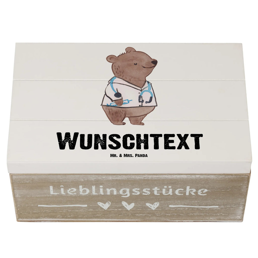 Personalisierte Holzkiste Arzt Herz Holzkiste mit Namen, Kiste mit Namen, Schatzkiste mit Namen, Truhe mit Namen, Schatulle mit Namen, Erinnerungsbox mit Namen, Erinnerungskiste, mit Namen, Dekokiste mit Namen, Aufbewahrungsbox mit Namen, Holzkiste Personalisiert, Kiste Personalisiert, Schatzkiste Personalisiert, Truhe Personalisiert, Schatulle Personalisiert, Erinnerungsbox Personalisiert, Erinnerungskiste Personalisiert, Dekokiste Personalisiert, Aufbewahrungsbox Personalisiert, Geschenkbox personalisiert, GEschenkdose personalisiert, Beruf, Ausbildung, Jubiläum, Abschied, Rente, Kollege, Kollegin, Geschenk, Schenken, Arbeitskollege, Mitarbeiter, Firma, Danke, Dankeschön, Arzt, Hausarzt, Mediziner, Doktor, Medizinstudium, Doktortitel, Arztpraxis