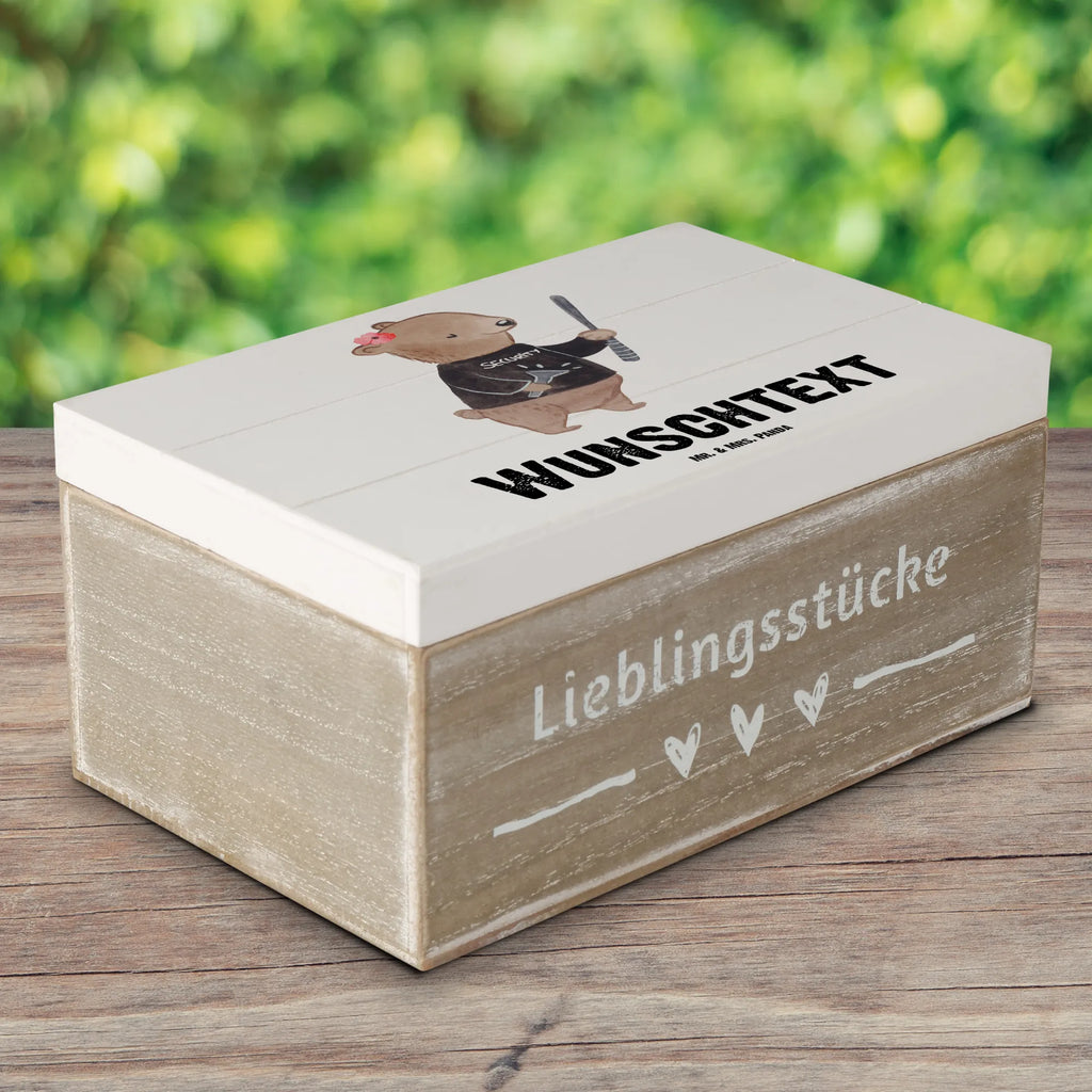 Personalisierte Holzkiste Security Mitarbeiterin mit Herz Holzkiste mit Namen, Kiste mit Namen, Schatzkiste mit Namen, Truhe mit Namen, Schatulle mit Namen, Erinnerungsbox mit Namen, Erinnerungskiste, mit Namen, Dekokiste mit Namen, Aufbewahrungsbox mit Namen, Holzkiste Personalisiert, Kiste Personalisiert, Schatzkiste Personalisiert, Truhe Personalisiert, Schatulle Personalisiert, Erinnerungsbox Personalisiert, Erinnerungskiste Personalisiert, Dekokiste Personalisiert, Aufbewahrungsbox Personalisiert, Geschenkbox personalisiert, GEschenkdose personalisiert, Beruf, Ausbildung, Jubiläum, Abschied, Rente, Kollege, Kollegin, Geschenk, Schenken, Arbeitskollege, Mitarbeiter, Firma, Danke, Dankeschön