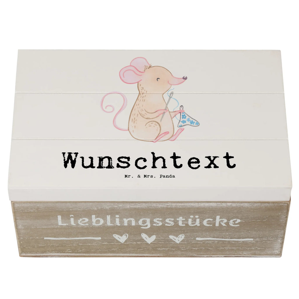 Personalisierte Holzkiste Maus Nähen Holzkiste mit Namen, Kiste mit Namen, Schatzkiste mit Namen, Truhe mit Namen, Schatulle mit Namen, Erinnerungsbox mit Namen, Erinnerungskiste, mit Namen, Dekokiste mit Namen, Aufbewahrungsbox mit Namen, Holzkiste Personalisiert, Kiste Personalisiert, Schatzkiste Personalisiert, Truhe Personalisiert, Schatulle Personalisiert, Erinnerungsbox Personalisiert, Erinnerungskiste Personalisiert, Dekokiste Personalisiert, Aufbewahrungsbox Personalisiert, Geschenkbox personalisiert, GEschenkdose personalisiert, Geschenk, Sport, Sportart, Hobby, Schenken, Danke, Dankeschön, Auszeichnung, Gewinn, Sportler, Nähen, kreatives Hobby, Nähkurs, Nähmaschine, DIY