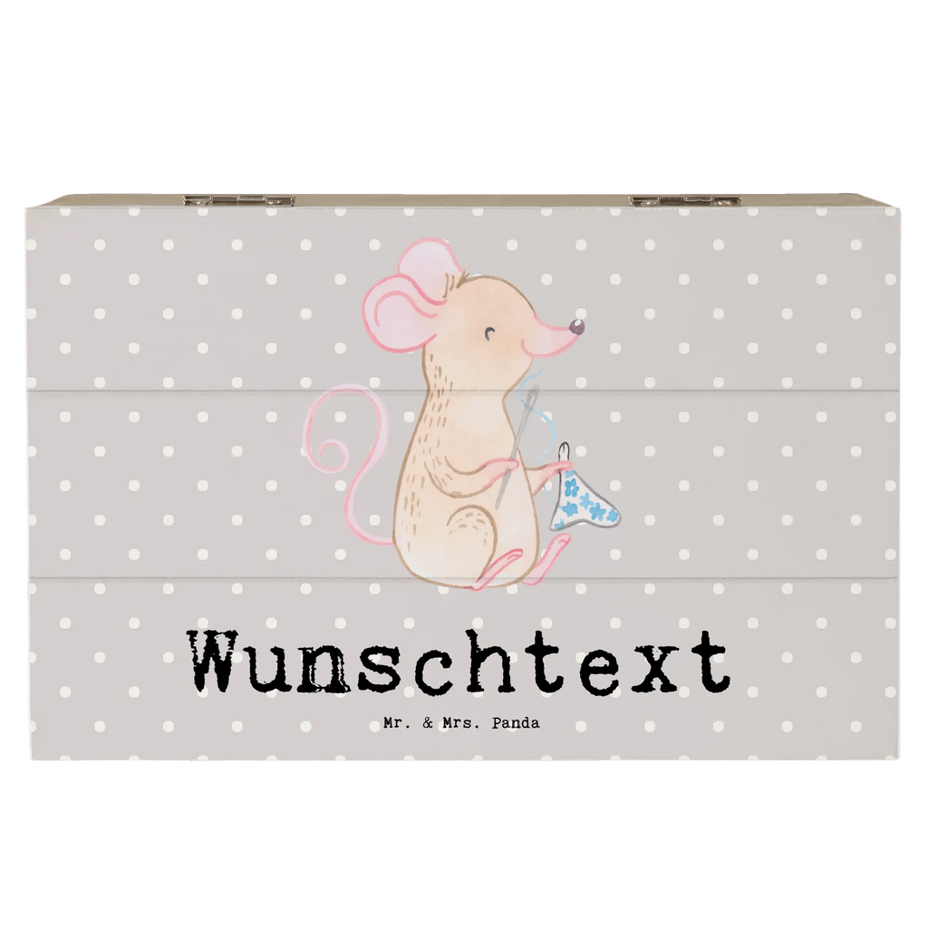 Personalisierte Holzkiste Maus Nähen Holzkiste mit Namen, Kiste mit Namen, Schatzkiste mit Namen, Truhe mit Namen, Schatulle mit Namen, Erinnerungsbox mit Namen, Erinnerungskiste, mit Namen, Dekokiste mit Namen, Aufbewahrungsbox mit Namen, Holzkiste Personalisiert, Kiste Personalisiert, Schatzkiste Personalisiert, Truhe Personalisiert, Schatulle Personalisiert, Erinnerungsbox Personalisiert, Erinnerungskiste Personalisiert, Dekokiste Personalisiert, Aufbewahrungsbox Personalisiert, Geschenkbox personalisiert, GEschenkdose personalisiert, Geschenk, Sport, Sportart, Hobby, Schenken, Danke, Dankeschön, Auszeichnung, Gewinn, Sportler, Nähen, kreatives Hobby, Nähkurs, Nähmaschine, DIY