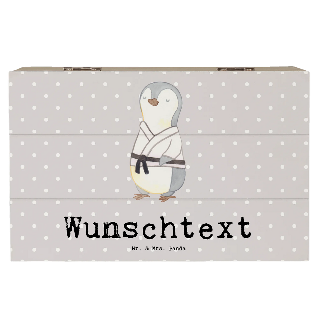 Personalisierte Holzkiste Pinguin Karate Holzkiste mit Namen, Kiste mit Namen, Schatzkiste mit Namen, Truhe mit Namen, Schatulle mit Namen, Erinnerungsbox mit Namen, Erinnerungskiste, mit Namen, Dekokiste mit Namen, Aufbewahrungsbox mit Namen, Holzkiste Personalisiert, Kiste Personalisiert, Schatzkiste Personalisiert, Truhe Personalisiert, Schatulle Personalisiert, Erinnerungsbox Personalisiert, Erinnerungskiste Personalisiert, Dekokiste Personalisiert, Aufbewahrungsbox Personalisiert, Geschenkbox personalisiert, GEschenkdose personalisiert, Geschenk, Sport, Sportart, Hobby, Schenken, Danke, Dankeschön, Auszeichnung, Gewinn, Sportler, Karate, Kampfsportart, Selbstverteidigung, Kampfkunst, Karate Verein