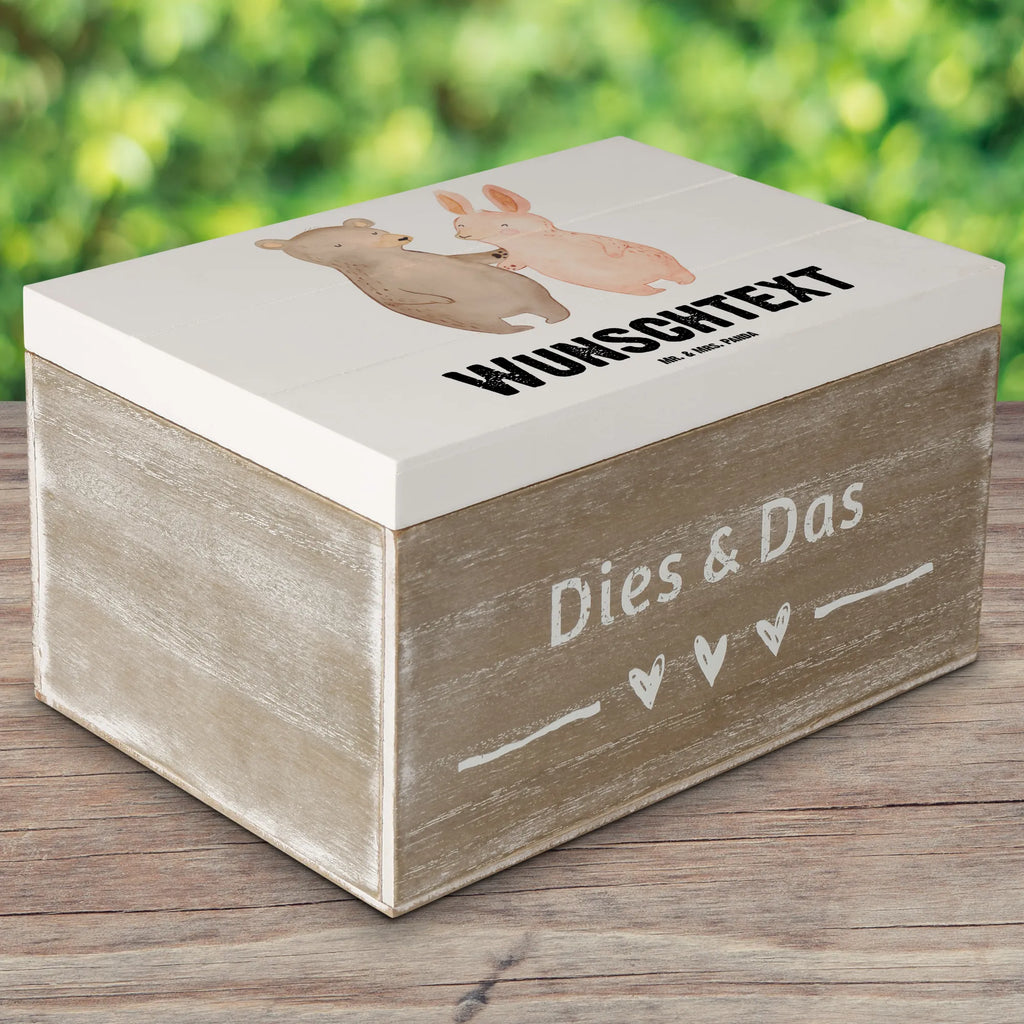 Personalisierte Holzkiste Hase Beste Freunde der Welt Holzkiste mit Namen, Kiste mit Namen, Schatzkiste mit Namen, Truhe mit Namen, Schatulle mit Namen, Erinnerungsbox mit Namen, Erinnerungskiste, mit Namen, Dekokiste mit Namen, Aufbewahrungsbox mit Namen, Holzkiste Personalisiert, Kiste Personalisiert, Schatzkiste Personalisiert, Truhe Personalisiert, Schatulle Personalisiert, Erinnerungsbox Personalisiert, Erinnerungskiste Personalisiert, Dekokiste Personalisiert, Aufbewahrungsbox Personalisiert, Geschenkbox personalisiert, GEschenkdose personalisiert, für, Dankeschön, Geschenk, Schenken, Geburtstag, Geburtstagsgeschenk, Geschenkidee, Danke, Bedanken, Mitbringsel, Freude machen, Geschenktipp, Freunde, best friends, Freundschaft, Freundin, Freund, Clique, Kumpel, bae, bff