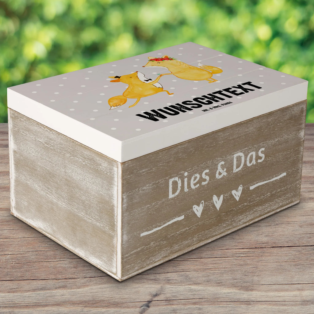 Personalisierte Holzkiste Fuchs Bester Verlobter der Welt Holzkiste mit Namen, Kiste mit Namen, Schatzkiste mit Namen, Truhe mit Namen, Schatulle mit Namen, Erinnerungsbox mit Namen, Erinnerungskiste, mit Namen, Dekokiste mit Namen, Aufbewahrungsbox mit Namen, Holzkiste Personalisiert, Kiste Personalisiert, Schatzkiste Personalisiert, Truhe Personalisiert, Schatulle Personalisiert, Erinnerungsbox Personalisiert, Erinnerungskiste Personalisiert, Dekokiste Personalisiert, Aufbewahrungsbox Personalisiert, Geschenkbox personalisiert, GEschenkdose personalisiert, für, Dankeschön, Geschenk, Schenken, Geburtstag, Geburtstagsgeschenk, Geschenkidee, Danke, Bedanken, Mitbringsel, Freude machen, Geschenktipp, Verlobter, Verloben, Verlobung, Traummann, Mann, Freund, Ehemann, Zukünftiger, Hochzeit, Ehe