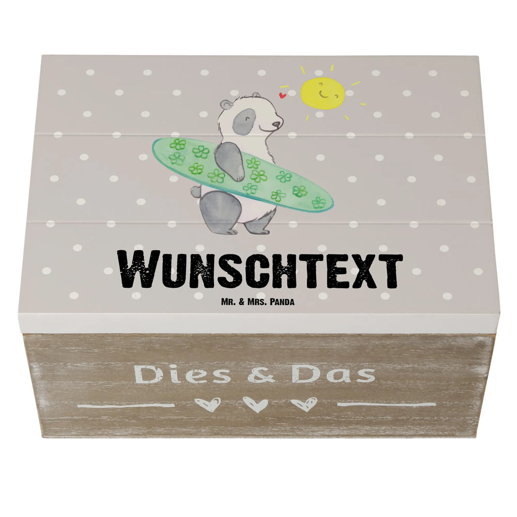 Personalisierte Holzkiste Panda Surfen Holzkiste mit Namen, Kiste mit Namen, Schatzkiste mit Namen, Truhe mit Namen, Schatulle mit Namen, Erinnerungsbox mit Namen, Erinnerungskiste, mit Namen, Dekokiste mit Namen, Aufbewahrungsbox mit Namen, Holzkiste Personalisiert, Kiste Personalisiert, Schatzkiste Personalisiert, Truhe Personalisiert, Schatulle Personalisiert, Erinnerungsbox Personalisiert, Erinnerungskiste Personalisiert, Dekokiste Personalisiert, Aufbewahrungsbox Personalisiert, Geschenkbox personalisiert, GEschenkdose personalisiert, Geschenk, Sport, Sportart, Hobby, Schenken, Danke, Dankeschön, Auszeichnung, Gewinn, Sportler, Wellenreiten, Surfen, Surfschule