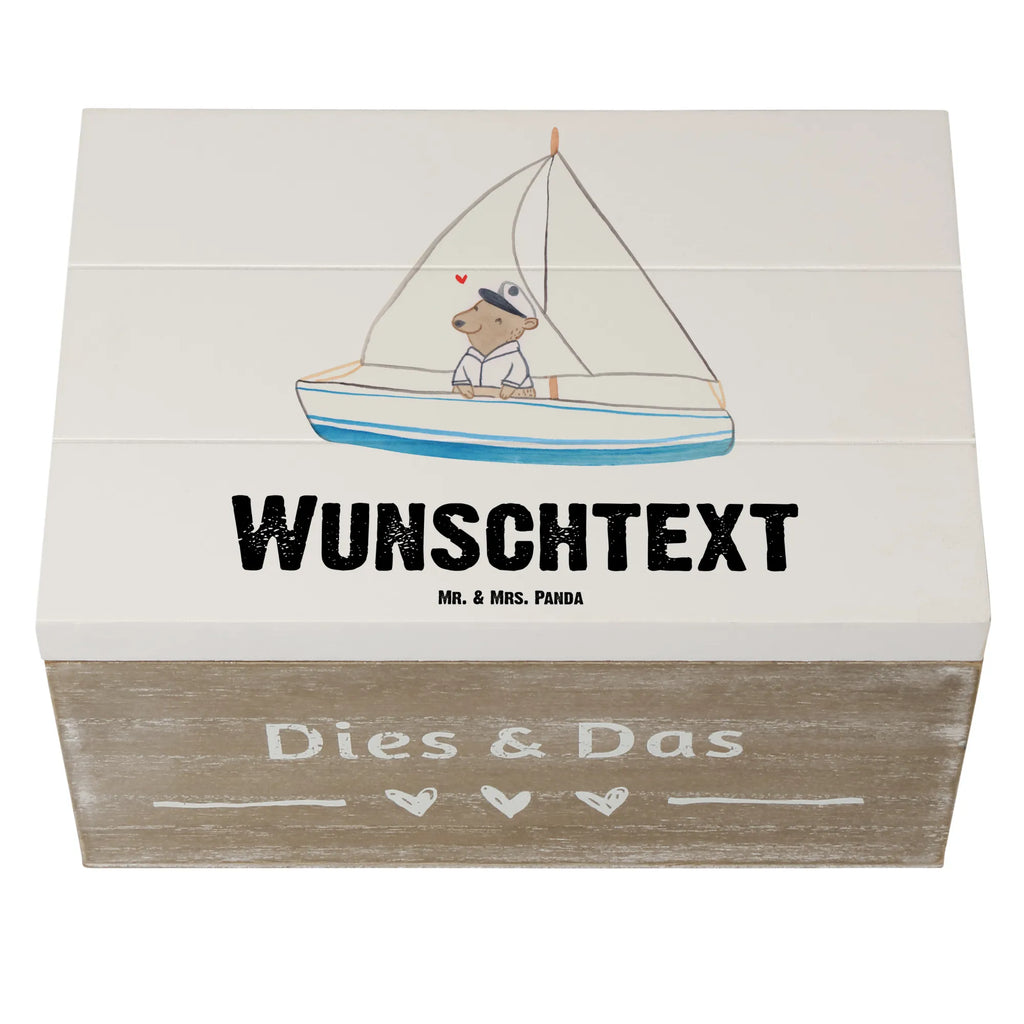 Personalisierte Holzkiste Bär Segeln Holzkiste mit Namen, Kiste mit Namen, Schatzkiste mit Namen, Truhe mit Namen, Schatulle mit Namen, Erinnerungsbox mit Namen, Erinnerungskiste, mit Namen, Dekokiste mit Namen, Aufbewahrungsbox mit Namen, Holzkiste Personalisiert, Kiste Personalisiert, Schatzkiste Personalisiert, Truhe Personalisiert, Schatulle Personalisiert, Erinnerungsbox Personalisiert, Erinnerungskiste Personalisiert, Dekokiste Personalisiert, Aufbewahrungsbox Personalisiert, Geschenkbox personalisiert, GEschenkdose personalisiert, Geschenk, Sport, Sportart, Hobby, Schenken, Danke, Dankeschön, Auszeichnung, Gewinn, Sportler, segeln, Segeltörn, Segelboot, Segelschule, Yachtclub