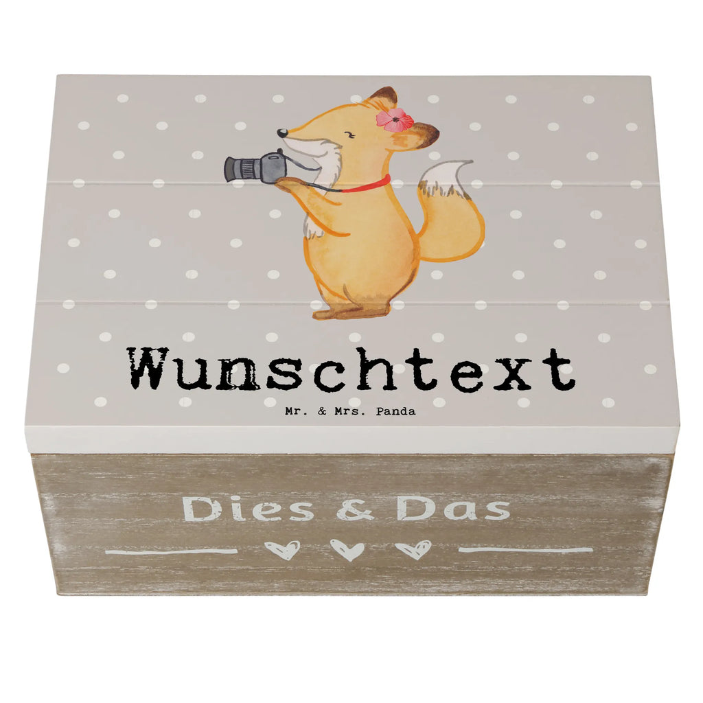 Personalisierte Holzkiste Fotografin Herz Holzkiste mit Namen, Kiste mit Namen, Schatzkiste mit Namen, Truhe mit Namen, Schatulle mit Namen, Erinnerungsbox mit Namen, Erinnerungskiste, mit Namen, Dekokiste mit Namen, Aufbewahrungsbox mit Namen, Holzkiste Personalisiert, Kiste Personalisiert, Schatzkiste Personalisiert, Truhe Personalisiert, Schatulle Personalisiert, Erinnerungsbox Personalisiert, Erinnerungskiste Personalisiert, Dekokiste Personalisiert, Aufbewahrungsbox Personalisiert, Geschenkbox personalisiert, GEschenkdose personalisiert, Beruf, Ausbildung, Jubiläum, Abschied, Rente, Kollege, Kollegin, Geschenk, Schenken, Arbeitskollege, Mitarbeiter, Firma, Danke, Dankeschön, Fotografin, Fotoreporterin, Hobbyfotografin, Hochzeitsfotografin, Fotografie, Profi Fotografin