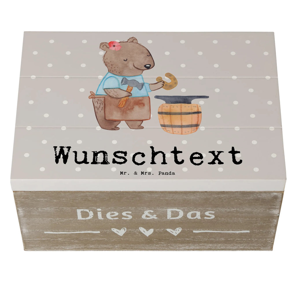 Personalisierte Holzkiste Schmiedin Herz Holzkiste mit Namen, Kiste mit Namen, Schatzkiste mit Namen, Truhe mit Namen, Schatulle mit Namen, Erinnerungsbox mit Namen, Erinnerungskiste, mit Namen, Dekokiste mit Namen, Aufbewahrungsbox mit Namen, Holzkiste Personalisiert, Kiste Personalisiert, Schatzkiste Personalisiert, Truhe Personalisiert, Schatulle Personalisiert, Erinnerungsbox Personalisiert, Erinnerungskiste Personalisiert, Dekokiste Personalisiert, Aufbewahrungsbox Personalisiert, Geschenkbox personalisiert, GEschenkdose personalisiert, Beruf, Ausbildung, Jubiläum, Abschied, Rente, Kollege, Kollegin, Geschenk, Schenken, Arbeitskollege, Mitarbeiter, Firma, Danke, Dankeschön