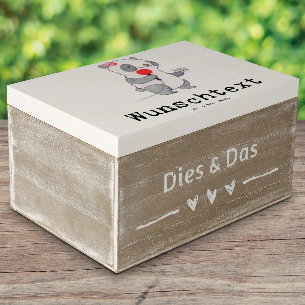 Personalisierte Holzkiste Sportreporterin Herz Holzkiste mit Namen, Kiste mit Namen, Schatzkiste mit Namen, Truhe mit Namen, Schatulle mit Namen, Erinnerungsbox mit Namen, Erinnerungskiste, mit Namen, Dekokiste mit Namen, Aufbewahrungsbox mit Namen, Holzkiste Personalisiert, Kiste Personalisiert, Schatzkiste Personalisiert, Truhe Personalisiert, Schatulle Personalisiert, Erinnerungsbox Personalisiert, Erinnerungskiste Personalisiert, Dekokiste Personalisiert, Aufbewahrungsbox Personalisiert, Geschenkbox personalisiert, GEschenkdose personalisiert, Beruf, Ausbildung, Jubiläum, Abschied, Rente, Kollege, Kollegin, Geschenk, Schenken, Arbeitskollege, Mitarbeiter, Firma, Danke, Dankeschön