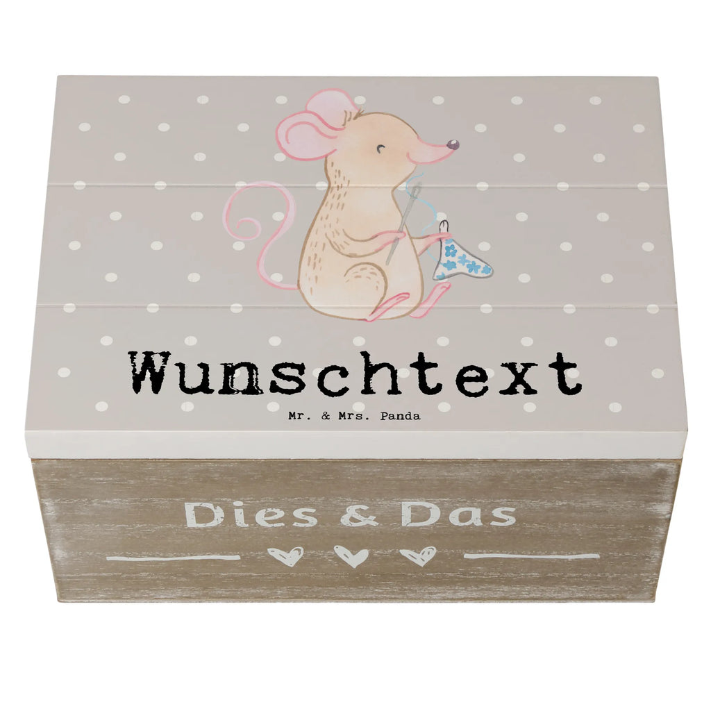 Personalisierte Holzkiste Maus Nähen Holzkiste mit Namen, Kiste mit Namen, Schatzkiste mit Namen, Truhe mit Namen, Schatulle mit Namen, Erinnerungsbox mit Namen, Erinnerungskiste, mit Namen, Dekokiste mit Namen, Aufbewahrungsbox mit Namen, Holzkiste Personalisiert, Kiste Personalisiert, Schatzkiste Personalisiert, Truhe Personalisiert, Schatulle Personalisiert, Erinnerungsbox Personalisiert, Erinnerungskiste Personalisiert, Dekokiste Personalisiert, Aufbewahrungsbox Personalisiert, Geschenkbox personalisiert, GEschenkdose personalisiert, Geschenk, Sport, Sportart, Hobby, Schenken, Danke, Dankeschön, Auszeichnung, Gewinn, Sportler, Nähen, kreatives Hobby, Nähkurs, Nähmaschine, DIY