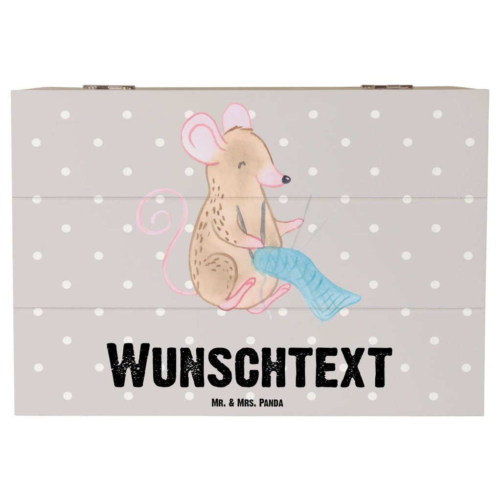 Personalisierte Holzkiste Maus Stricken Holzkiste mit Namen, Kiste mit Namen, Schatzkiste mit Namen, Truhe mit Namen, Schatulle mit Namen, Erinnerungsbox mit Namen, Erinnerungskiste, mit Namen, Dekokiste mit Namen, Aufbewahrungsbox mit Namen, Holzkiste Personalisiert, Kiste Personalisiert, Schatzkiste Personalisiert, Truhe Personalisiert, Schatulle Personalisiert, Erinnerungsbox Personalisiert, Erinnerungskiste Personalisiert, Dekokiste Personalisiert, Aufbewahrungsbox Personalisiert, Geschenkbox personalisiert, GEschenkdose personalisiert, Geschenk, Sport, Sportart, Hobby, Schenken, Danke, Dankeschön, Auszeichnung, Gewinn, Sportler, Stricken, DIY