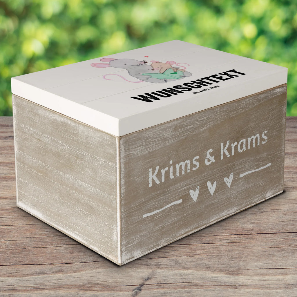 Personalisierte Holzkiste Maus Beste Adoptivmutter der Welt Holzkiste mit Namen, Kiste mit Namen, Schatzkiste mit Namen, Truhe mit Namen, Schatulle mit Namen, Erinnerungsbox mit Namen, Erinnerungskiste, mit Namen, Dekokiste mit Namen, Aufbewahrungsbox mit Namen, Holzkiste Personalisiert, Kiste Personalisiert, Schatzkiste Personalisiert, Truhe Personalisiert, Schatulle Personalisiert, Erinnerungsbox Personalisiert, Erinnerungskiste Personalisiert, Dekokiste Personalisiert, Aufbewahrungsbox Personalisiert, Geschenkbox personalisiert, GEschenkdose personalisiert, für, Dankeschön, Geschenk, Schenken, Geburtstag, Geburtstagsgeschenk, Geschenkidee, Danke, Bedanken, Mitbringsel, Freude machen, Geschenktipp, Adoptivmutter, Adoptivmama, adoptiert, Mama, Mami, Mutter, Muttertag, Mutti, Ma, Tochter, Sohn, Beste Mama, Beste, Supermama