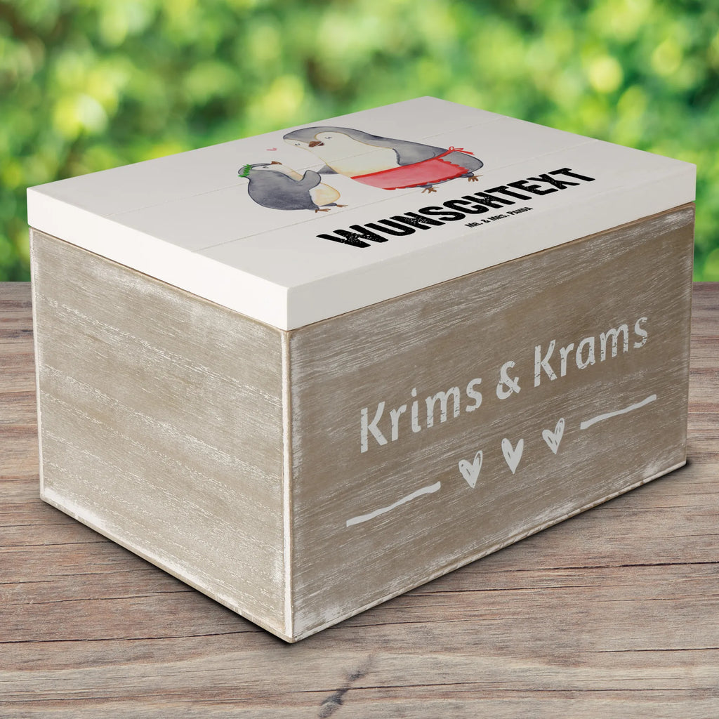 Personalisierte Holzkiste Pinguin Beste Mami der Welt Holzkiste mit Namen, Kiste mit Namen, Schatzkiste mit Namen, Truhe mit Namen, Schatulle mit Namen, Erinnerungsbox mit Namen, Erinnerungskiste, mit Namen, Dekokiste mit Namen, Aufbewahrungsbox mit Namen, Holzkiste Personalisiert, Kiste Personalisiert, Schatzkiste Personalisiert, Truhe Personalisiert, Schatulle Personalisiert, Erinnerungsbox Personalisiert, Erinnerungskiste Personalisiert, Dekokiste Personalisiert, Aufbewahrungsbox Personalisiert, Geschenkbox personalisiert, GEschenkdose personalisiert, für, Dankeschön, Geschenk, Schenken, Geburtstag, Geburtstagsgeschenk, Geschenkidee, Danke, Bedanken, Mitbringsel, Freude machen, Geschenktipp, Mama, Mami, Mutter, Muttertag, Mutti, Ma, Tochter, Sohn, Beste Mama, Beste, Supermama