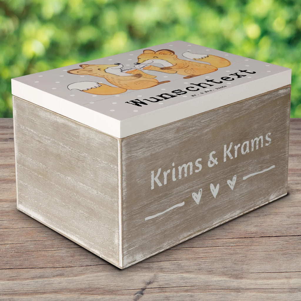 Personalisierte Holzkiste Fuchs Bester Adoptivbruder der Welt Holzkiste mit Namen, Kiste mit Namen, Schatzkiste mit Namen, Truhe mit Namen, Schatulle mit Namen, Erinnerungsbox mit Namen, Erinnerungskiste, mit Namen, Dekokiste mit Namen, Aufbewahrungsbox mit Namen, Holzkiste Personalisiert, Kiste Personalisiert, Schatzkiste Personalisiert, Truhe Personalisiert, Schatulle Personalisiert, Erinnerungsbox Personalisiert, Erinnerungskiste Personalisiert, Dekokiste Personalisiert, Aufbewahrungsbox Personalisiert, Geschenkbox personalisiert, GEschenkdose personalisiert, für, Dankeschön, Geschenk, Schenken, Geburtstag, Geburtstagsgeschenk, Geschenkidee, Danke, Bedanken, Mitbringsel, Freude machen, Geschenktipp, Adoptivbruder, adoptiert, Bruder, Brudi, Geschwister, Bruderherz, Schwester, Familie, Kleinigkeit, Brother, Bester, Sohn