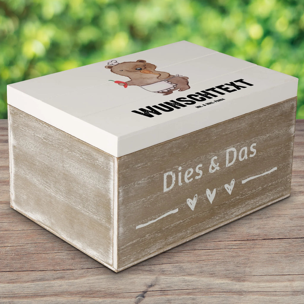 Personalisierte Holzkiste Koch mit Herz Holzkiste mit Namen, Kiste mit Namen, Schatzkiste mit Namen, Truhe mit Namen, Schatulle mit Namen, Erinnerungsbox mit Namen, Erinnerungskiste, mit Namen, Dekokiste mit Namen, Aufbewahrungsbox mit Namen, Holzkiste Personalisiert, Kiste Personalisiert, Schatzkiste Personalisiert, Truhe Personalisiert, Schatulle Personalisiert, Erinnerungsbox Personalisiert, Erinnerungskiste Personalisiert, Dekokiste Personalisiert, Aufbewahrungsbox Personalisiert, Geschenkbox personalisiert, GEschenkdose personalisiert, Beruf, Ausbildung, Jubiläum, Abschied, Rente, Kollege, Kollegin, Geschenk, Schenken, Arbeitskollege, Mitarbeiter, Firma, Danke, Dankeschön, Koch, Chefkoch, Küchenchef, Küchenmeister, Schiffskoch, Sternekoch, Fernsehkoch, Restaurant