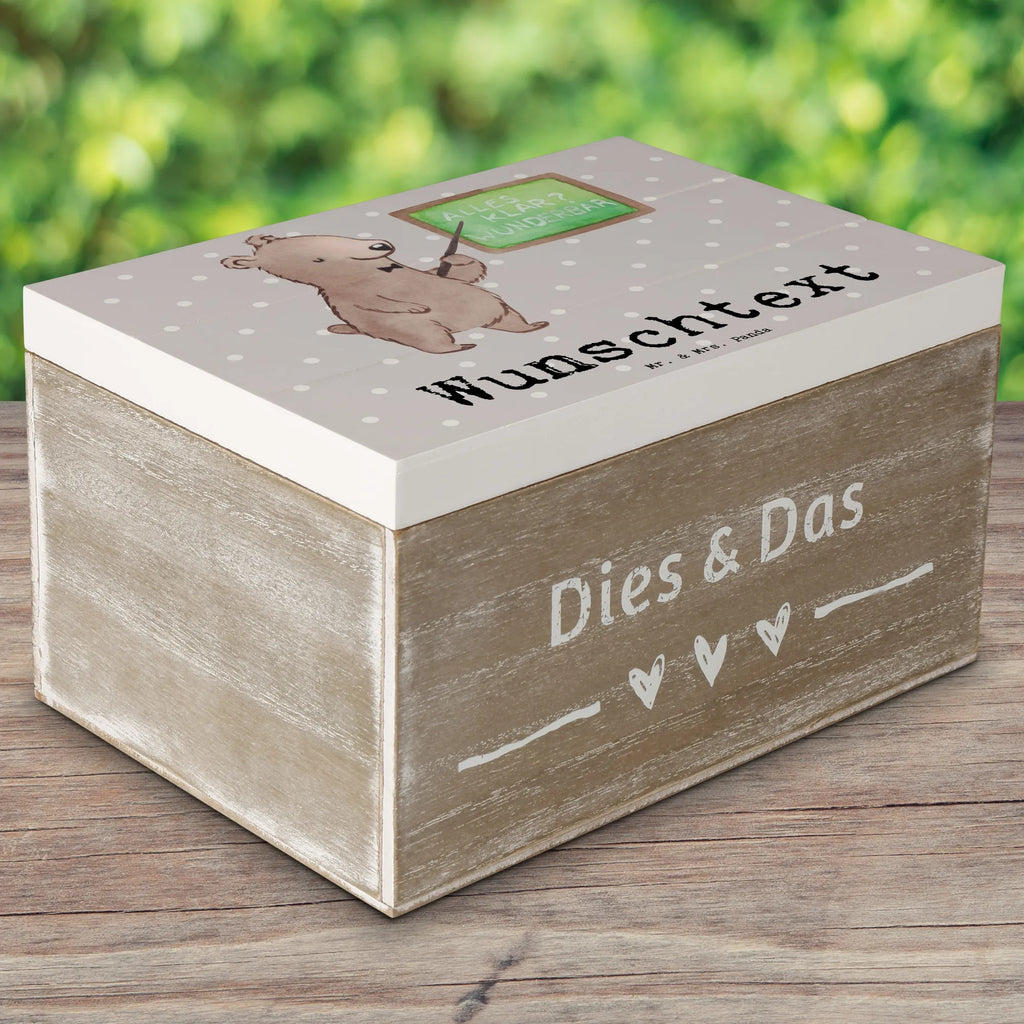 Personalisierte Holzkiste Sachkundelehrer Herz Holzkiste mit Namen, Kiste mit Namen, Schatzkiste mit Namen, Truhe mit Namen, Schatulle mit Namen, Erinnerungsbox mit Namen, Erinnerungskiste, mit Namen, Dekokiste mit Namen, Aufbewahrungsbox mit Namen, Holzkiste Personalisiert, Kiste Personalisiert, Schatzkiste Personalisiert, Truhe Personalisiert, Schatulle Personalisiert, Erinnerungsbox Personalisiert, Erinnerungskiste Personalisiert, Dekokiste Personalisiert, Aufbewahrungsbox Personalisiert, Geschenkbox personalisiert, GEschenkdose personalisiert, Beruf, Ausbildung, Jubiläum, Abschied, Rente, Kollege, Kollegin, Geschenk, Schenken, Arbeitskollege, Mitarbeiter, Firma, Danke, Dankeschön, Sachkundelehrer, Sachkundeunterricht, Schule, Grundschule