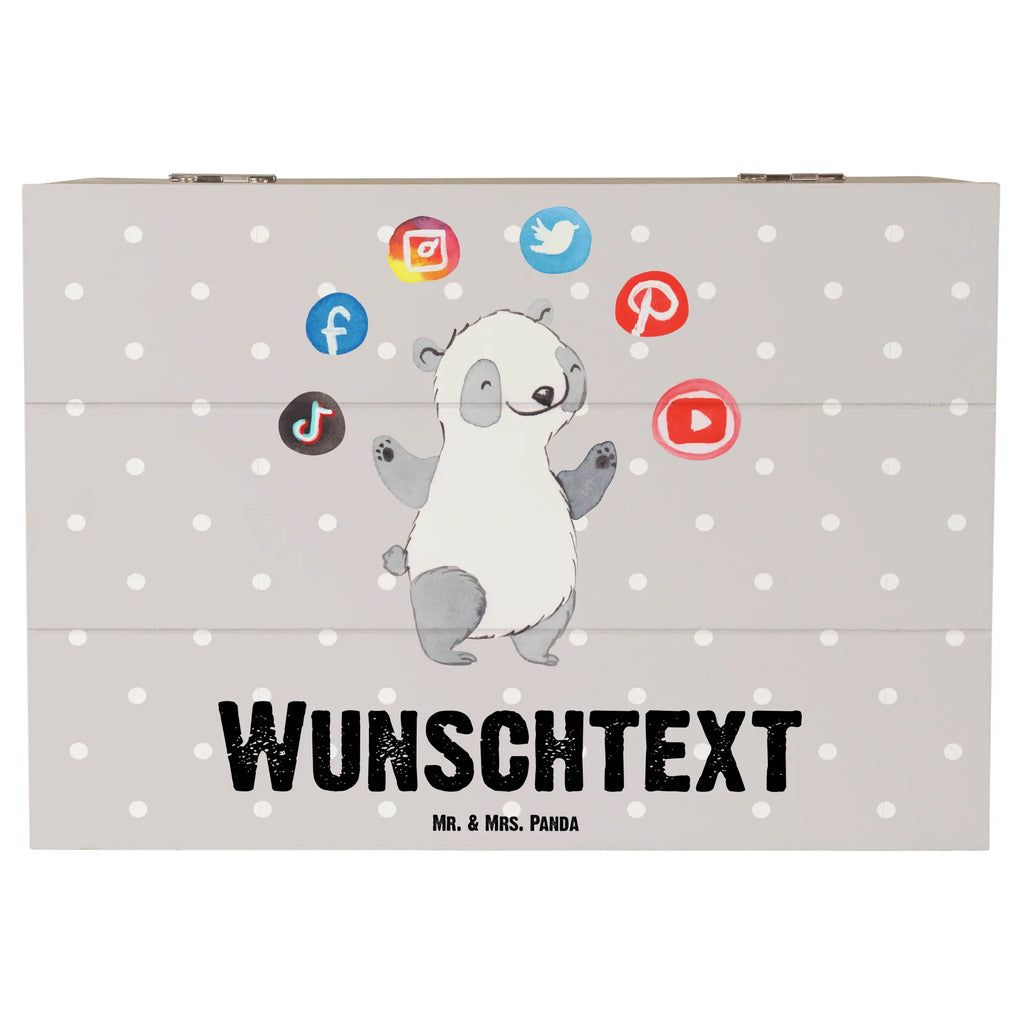 Personalisierte Holzkiste Social Media Manager Herz Holzkiste mit Namen, Kiste mit Namen, Schatzkiste mit Namen, Truhe mit Namen, Schatulle mit Namen, Erinnerungsbox mit Namen, Erinnerungskiste, mit Namen, Dekokiste mit Namen, Aufbewahrungsbox mit Namen, Holzkiste Personalisiert, Kiste Personalisiert, Schatzkiste Personalisiert, Truhe Personalisiert, Schatulle Personalisiert, Erinnerungsbox Personalisiert, Erinnerungskiste Personalisiert, Dekokiste Personalisiert, Aufbewahrungsbox Personalisiert, Geschenkbox personalisiert, GEschenkdose personalisiert, Beruf, Ausbildung, Jubiläum, Abschied, Rente, Kollege, Kollegin, Geschenk, Schenken, Arbeitskollege, Mitarbeiter, Firma, Danke, Dankeschön