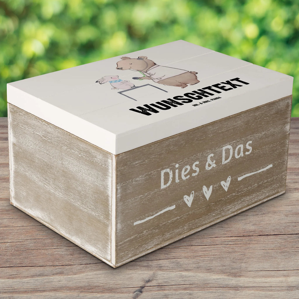 Personalisierte Holzkiste Tierarzt mit Herz Holzkiste mit Namen, Kiste mit Namen, Schatzkiste mit Namen, Truhe mit Namen, Schatulle mit Namen, Erinnerungsbox mit Namen, Erinnerungskiste, mit Namen, Dekokiste mit Namen, Aufbewahrungsbox mit Namen, Holzkiste Personalisiert, Kiste Personalisiert, Schatzkiste Personalisiert, Truhe Personalisiert, Schatulle Personalisiert, Erinnerungsbox Personalisiert, Erinnerungskiste Personalisiert, Dekokiste Personalisiert, Aufbewahrungsbox Personalisiert, Geschenkbox personalisiert, GEschenkdose personalisiert, Beruf, Ausbildung, Jubiläum, Abschied, Rente, Kollege, Kollegin, Geschenk, Schenken, Arbeitskollege, Mitarbeiter, Firma, Danke, Dankeschön