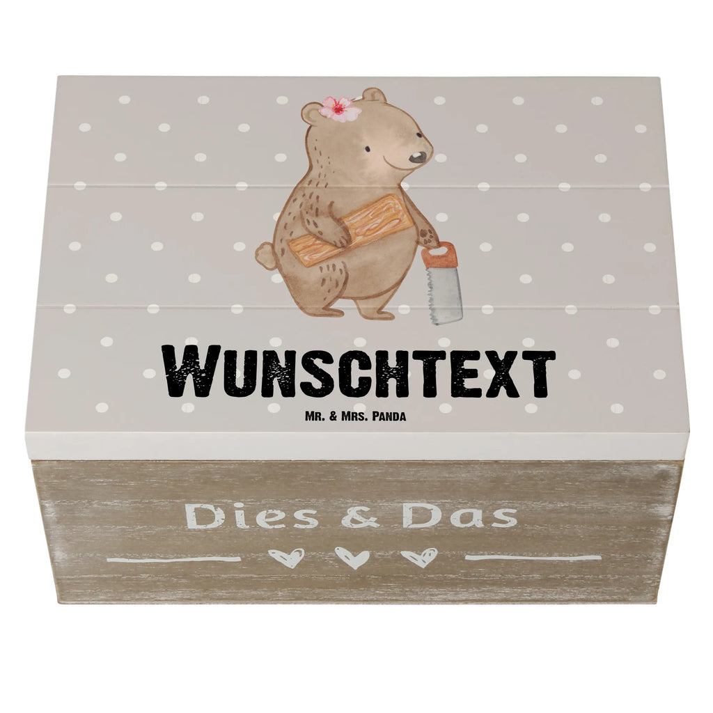 Personalisierte Holzkiste Tischlerin Herz Holzkiste mit Namen, Kiste mit Namen, Schatzkiste mit Namen, Truhe mit Namen, Schatulle mit Namen, Erinnerungsbox mit Namen, Erinnerungskiste, mit Namen, Dekokiste mit Namen, Aufbewahrungsbox mit Namen, Holzkiste Personalisiert, Kiste Personalisiert, Schatzkiste Personalisiert, Truhe Personalisiert, Schatulle Personalisiert, Erinnerungsbox Personalisiert, Erinnerungskiste Personalisiert, Dekokiste Personalisiert, Aufbewahrungsbox Personalisiert, Geschenkbox personalisiert, GEschenkdose personalisiert, Beruf, Ausbildung, Jubiläum, Abschied, Rente, Kollege, Kollegin, Geschenk, Schenken, Arbeitskollege, Mitarbeiter, Firma, Danke, Dankeschön