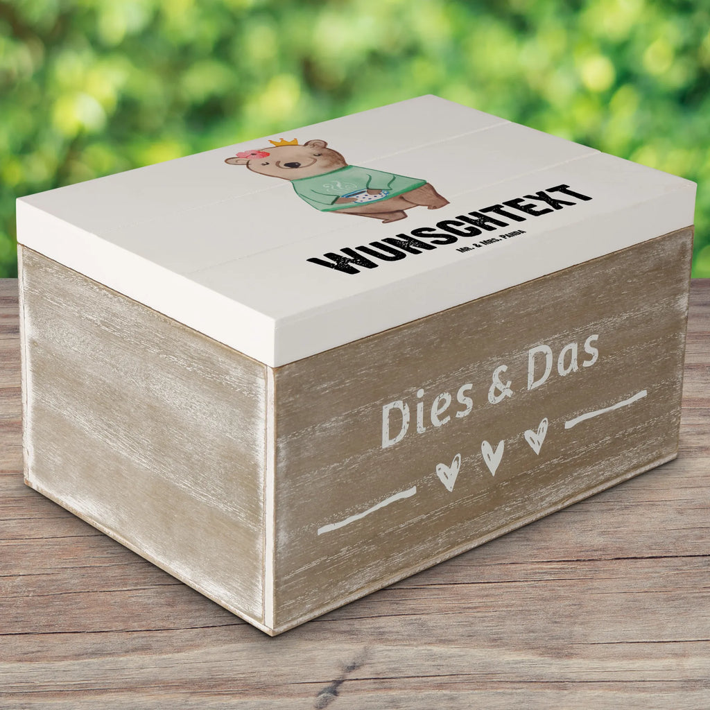 Personalisierte Holzkiste Chefin Herz Holzkiste mit Namen, Kiste mit Namen, Schatzkiste mit Namen, Truhe mit Namen, Schatulle mit Namen, Erinnerungsbox mit Namen, Erinnerungskiste, mit Namen, Dekokiste mit Namen, Aufbewahrungsbox mit Namen, Holzkiste Personalisiert, Kiste Personalisiert, Schatzkiste Personalisiert, Truhe Personalisiert, Schatulle Personalisiert, Erinnerungsbox Personalisiert, Erinnerungskiste Personalisiert, Dekokiste Personalisiert, Aufbewahrungsbox Personalisiert, Geschenkbox personalisiert, GEschenkdose personalisiert, Beruf, Ausbildung, Jubiläum, Abschied, Rente, Kollege, Kollegin, Geschenk, Schenken, Arbeitskollege, Mitarbeiter, Firma, Danke, Dankeschön, CEO, Chefin, Führungskraft, Geschäftsinhaberin, Firmeninhaberin, Unternehmensinhaberin, Direktorin, Leiterin