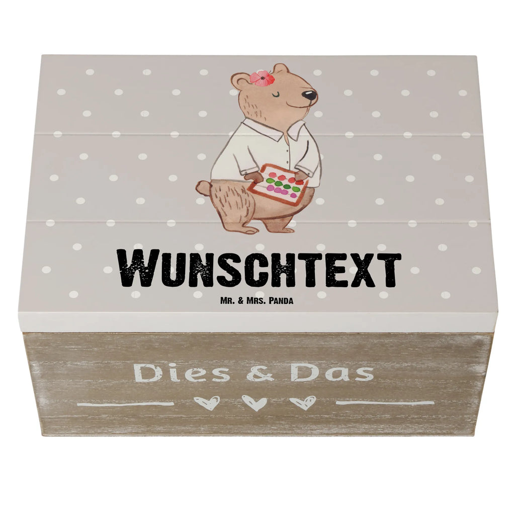 Personalisierte Holzkiste Bankangestellte Herz Holzkiste mit Namen, Kiste mit Namen, Schatzkiste mit Namen, Truhe mit Namen, Schatulle mit Namen, Erinnerungsbox mit Namen, Erinnerungskiste, mit Namen, Dekokiste mit Namen, Aufbewahrungsbox mit Namen, Holzkiste Personalisiert, Kiste Personalisiert, Schatzkiste Personalisiert, Truhe Personalisiert, Schatulle Personalisiert, Erinnerungsbox Personalisiert, Erinnerungskiste Personalisiert, Dekokiste Personalisiert, Aufbewahrungsbox Personalisiert, Geschenkbox personalisiert, GEschenkdose personalisiert, Beruf, Ausbildung, Jubiläum, Abschied, Rente, Kollege, Kollegin, Geschenk, Schenken, Arbeitskollege, Mitarbeiter, Firma, Danke, Dankeschön, Bankangestellte, Bankfachfrau, Bänkerin, Bankberaterin