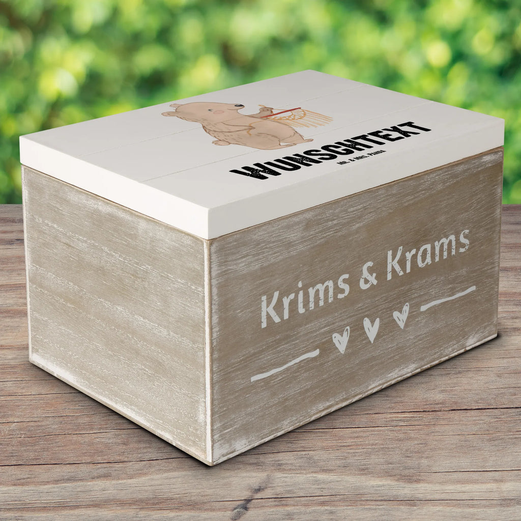 Personalisierte Holzkiste Bär Makramee Holzkiste mit Namen, Kiste mit Namen, Schatzkiste mit Namen, Truhe mit Namen, Schatulle mit Namen, Erinnerungsbox mit Namen, Erinnerungskiste, mit Namen, Dekokiste mit Namen, Aufbewahrungsbox mit Namen, Holzkiste Personalisiert, Kiste Personalisiert, Schatzkiste Personalisiert, Truhe Personalisiert, Schatulle Personalisiert, Erinnerungsbox Personalisiert, Erinnerungskiste Personalisiert, Dekokiste Personalisiert, Aufbewahrungsbox Personalisiert, Geschenkbox personalisiert, GEschenkdose personalisiert, Geschenk, Sport, Sportart, Hobby, Schenken, Danke, Dankeschön, Auszeichnung, Gewinn, Sportler, Makramee, Basteln, Basteln mit Makramee