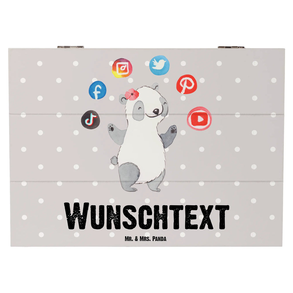 Personalisierte Holzkiste Social Media Managerin Herz Holzkiste mit Namen, Kiste mit Namen, Schatzkiste mit Namen, Truhe mit Namen, Schatulle mit Namen, Erinnerungsbox mit Namen, Erinnerungskiste, mit Namen, Dekokiste mit Namen, Aufbewahrungsbox mit Namen, Holzkiste Personalisiert, Kiste Personalisiert, Schatzkiste Personalisiert, Truhe Personalisiert, Schatulle Personalisiert, Erinnerungsbox Personalisiert, Erinnerungskiste Personalisiert, Dekokiste Personalisiert, Aufbewahrungsbox Personalisiert, Geschenkbox personalisiert, GEschenkdose personalisiert, Beruf, Ausbildung, Jubiläum, Abschied, Rente, Kollege, Kollegin, Geschenk, Schenken, Arbeitskollege, Mitarbeiter, Firma, Danke, Dankeschön