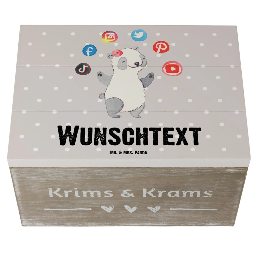 Personalisierte Holzkiste Social Media Managerin Herz Holzkiste mit Namen, Kiste mit Namen, Schatzkiste mit Namen, Truhe mit Namen, Schatulle mit Namen, Erinnerungsbox mit Namen, Erinnerungskiste, mit Namen, Dekokiste mit Namen, Aufbewahrungsbox mit Namen, Holzkiste Personalisiert, Kiste Personalisiert, Schatzkiste Personalisiert, Truhe Personalisiert, Schatulle Personalisiert, Erinnerungsbox Personalisiert, Erinnerungskiste Personalisiert, Dekokiste Personalisiert, Aufbewahrungsbox Personalisiert, Geschenkbox personalisiert, GEschenkdose personalisiert, Beruf, Ausbildung, Jubiläum, Abschied, Rente, Kollege, Kollegin, Geschenk, Schenken, Arbeitskollege, Mitarbeiter, Firma, Danke, Dankeschön