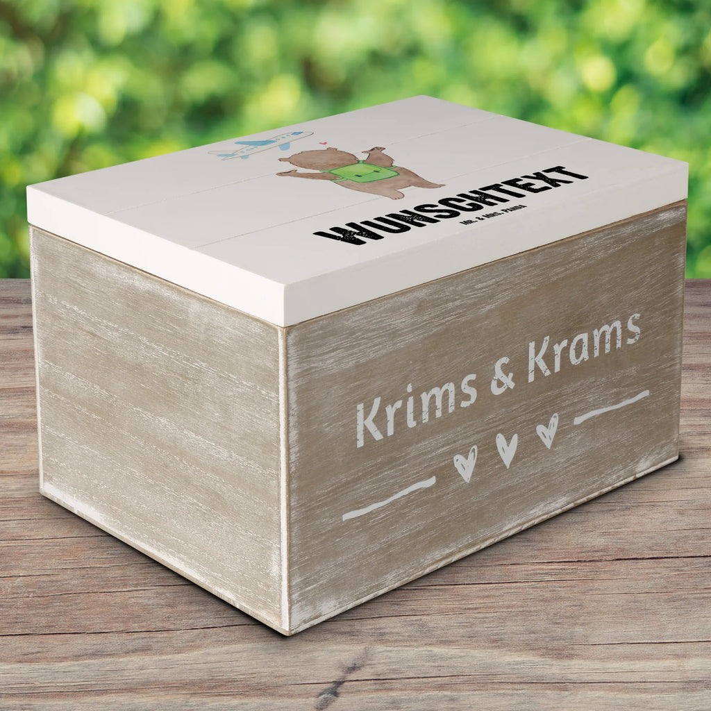 Personalisierte Holzkiste Bär Reisen Holzkiste mit Namen, Kiste mit Namen, Schatzkiste mit Namen, Truhe mit Namen, Schatulle mit Namen, Erinnerungsbox mit Namen, Erinnerungskiste, mit Namen, Dekokiste mit Namen, Aufbewahrungsbox mit Namen, Holzkiste Personalisiert, Kiste Personalisiert, Schatzkiste Personalisiert, Truhe Personalisiert, Schatulle Personalisiert, Erinnerungsbox Personalisiert, Erinnerungskiste Personalisiert, Dekokiste Personalisiert, Aufbewahrungsbox Personalisiert, Geschenkbox personalisiert, GEschenkdose personalisiert, Geschenk, Sport, Sportart, Hobby, Schenken, Danke, Dankeschön, Auszeichnung, Gewinn, Sportler, Reisen, Weltreise, Urlaub, Urlaube, Auslandsjahr, Austauschjahr, Schüleraustausch, Reisegruppe, Reiseveranstalter, Reisebüro