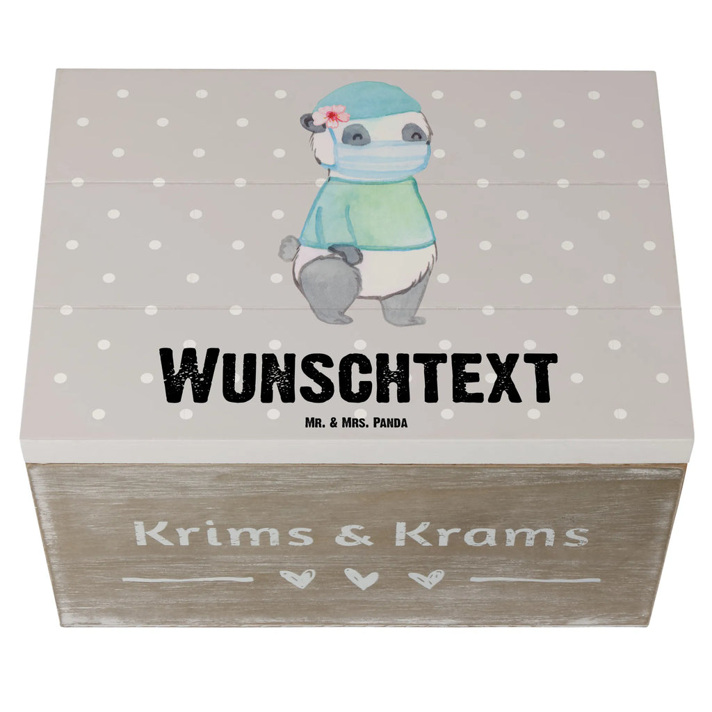 Personalisierte Holzkiste Chirurgin Herz Holzkiste mit Namen, Kiste mit Namen, Schatzkiste mit Namen, Truhe mit Namen, Schatulle mit Namen, Erinnerungsbox mit Namen, Erinnerungskiste, mit Namen, Dekokiste mit Namen, Aufbewahrungsbox mit Namen, Holzkiste Personalisiert, Kiste Personalisiert, Schatzkiste Personalisiert, Truhe Personalisiert, Schatulle Personalisiert, Erinnerungsbox Personalisiert, Erinnerungskiste Personalisiert, Dekokiste Personalisiert, Aufbewahrungsbox Personalisiert, Geschenkbox personalisiert, GEschenkdose personalisiert, Beruf, Ausbildung, Jubiläum, Abschied, Rente, Kollege, Kollegin, Geschenk, Schenken, Arbeitskollege, Mitarbeiter, Firma, Danke, Dankeschön, Chirurgin, Unfallchirurgini, Notfallchirurgin, Krankenhaus, Ärztin, Medizinerin