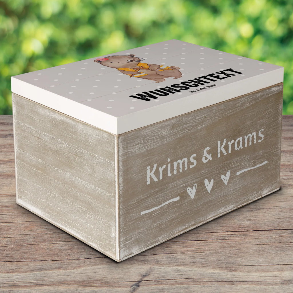 Personalisierte Holzkiste Fluglotsin Herz Holzkiste mit Namen, Kiste mit Namen, Schatzkiste mit Namen, Truhe mit Namen, Schatulle mit Namen, Erinnerungsbox mit Namen, Erinnerungskiste, mit Namen, Dekokiste mit Namen, Aufbewahrungsbox mit Namen, Holzkiste Personalisiert, Kiste Personalisiert, Schatzkiste Personalisiert, Truhe Personalisiert, Schatulle Personalisiert, Erinnerungsbox Personalisiert, Erinnerungskiste Personalisiert, Dekokiste Personalisiert, Aufbewahrungsbox Personalisiert, Geschenkbox personalisiert, GEschenkdose personalisiert, Beruf, Ausbildung, Jubiläum, Abschied, Rente, Kollege, Kollegin, Geschenk, Schenken, Arbeitskollege, Mitarbeiter, Firma, Danke, Dankeschön, Fluglotsin, Flugverkehrsleiterin, Luftfahrtpersonal, Flugsicherung