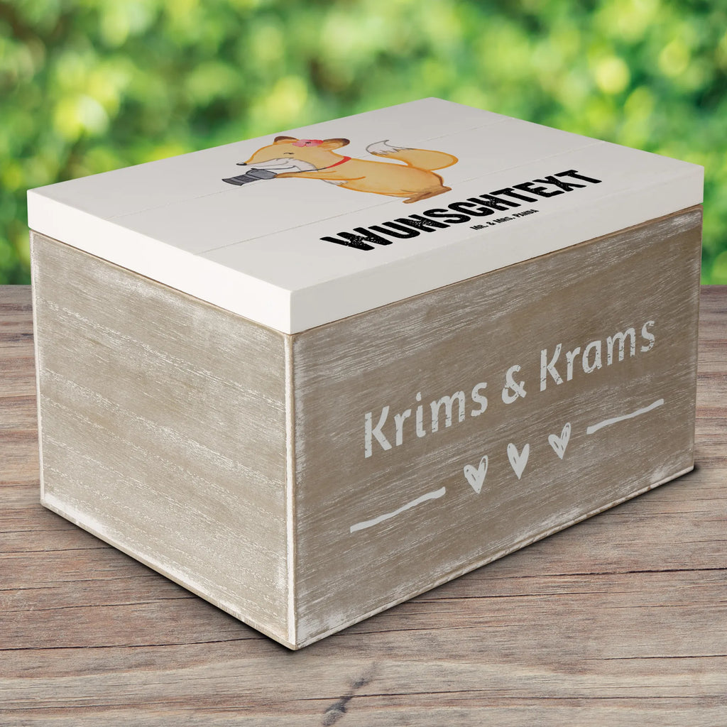 Personalisierte Holzkiste Fotografin Herz Holzkiste mit Namen, Kiste mit Namen, Schatzkiste mit Namen, Truhe mit Namen, Schatulle mit Namen, Erinnerungsbox mit Namen, Erinnerungskiste, mit Namen, Dekokiste mit Namen, Aufbewahrungsbox mit Namen, Holzkiste Personalisiert, Kiste Personalisiert, Schatzkiste Personalisiert, Truhe Personalisiert, Schatulle Personalisiert, Erinnerungsbox Personalisiert, Erinnerungskiste Personalisiert, Dekokiste Personalisiert, Aufbewahrungsbox Personalisiert, Geschenkbox personalisiert, GEschenkdose personalisiert, Beruf, Ausbildung, Jubiläum, Abschied, Rente, Kollege, Kollegin, Geschenk, Schenken, Arbeitskollege, Mitarbeiter, Firma, Danke, Dankeschön, Fotografin, Fotoreporterin, Hobbyfotografin, Hochzeitsfotografin, Fotografie, Profi Fotografin